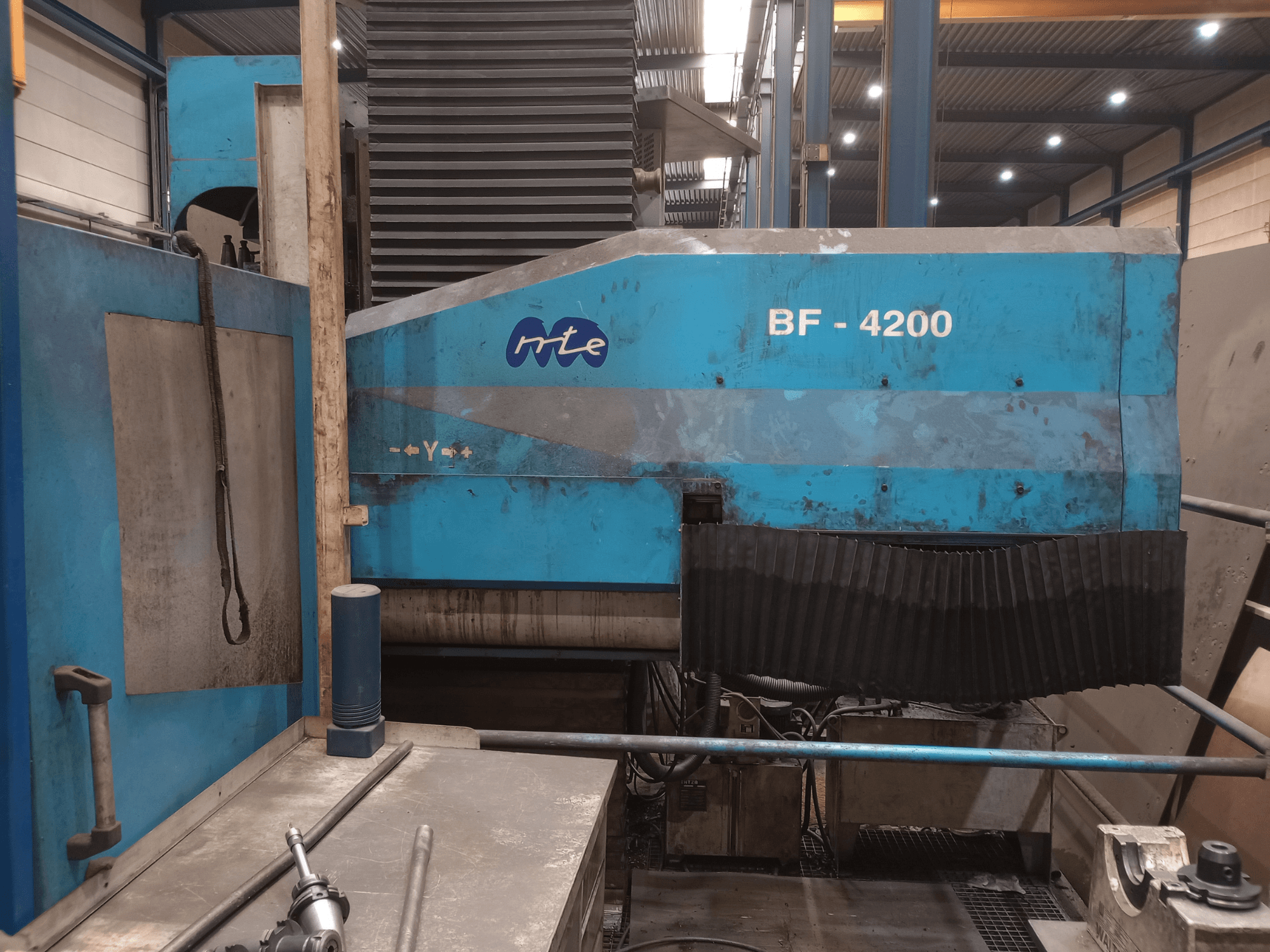 Fräsmaskin av sängtyp, MTE BF 4200, sett från sidan, med blå ytbehandling och detaljerade maskinkomponenter i en verkstadsmiljö.