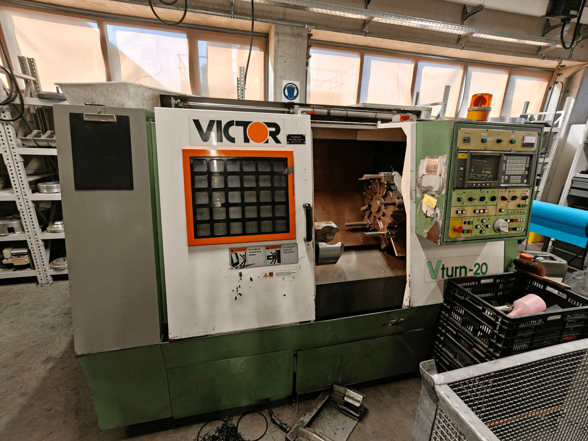 Victor Vturn-20 horisontell svarv, sidovy, visar kontrollpanelen, spindeln och arbetsytan för maskinbearbetning.