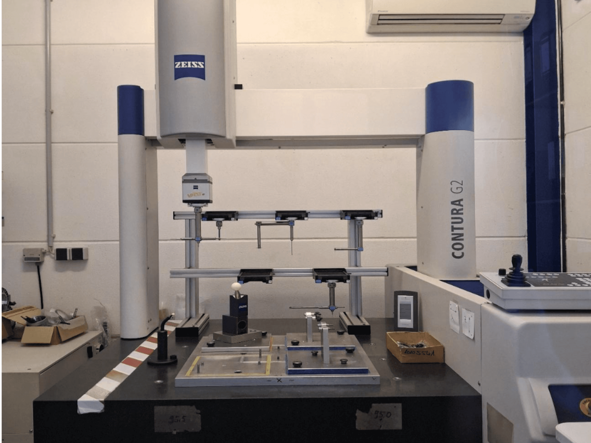 ZEISS Contura G2 CMM i en labbmiljö, där mätinstrumentet och kontrollpanelen visas framifrån.