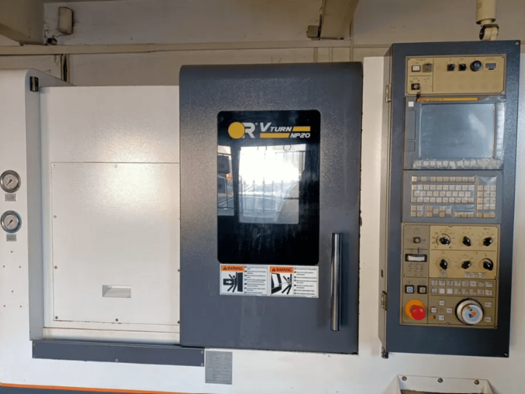 CNC-maskinen OR VTURN NP20 framifrån, med kontrollpanel med knappar, display och mätare på sidan.