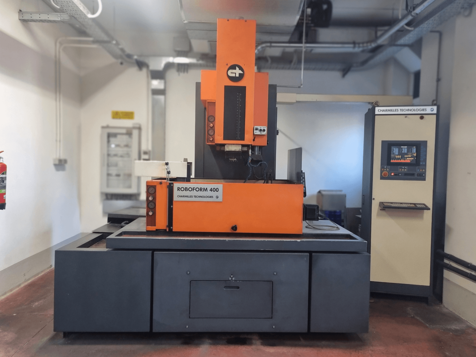 Roboforn 400-maskin från Charmilles Technologies, framifrån, med orange och grå design, digital kontrollpanel synlig.