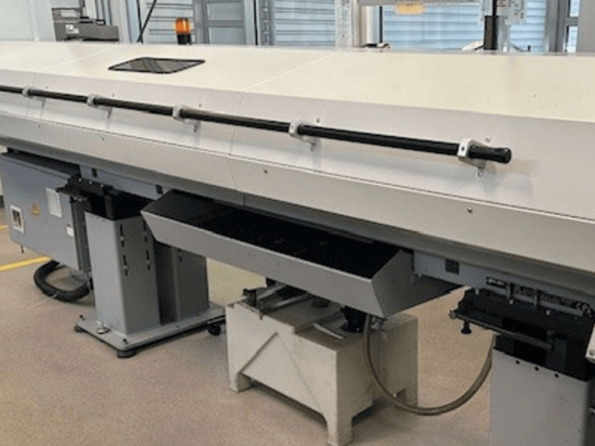 Frontvy av Index G 200 RATIO LINE Turn-Mill Centre, som visar den eleganta designen och den funktionella kontrollpanelen.