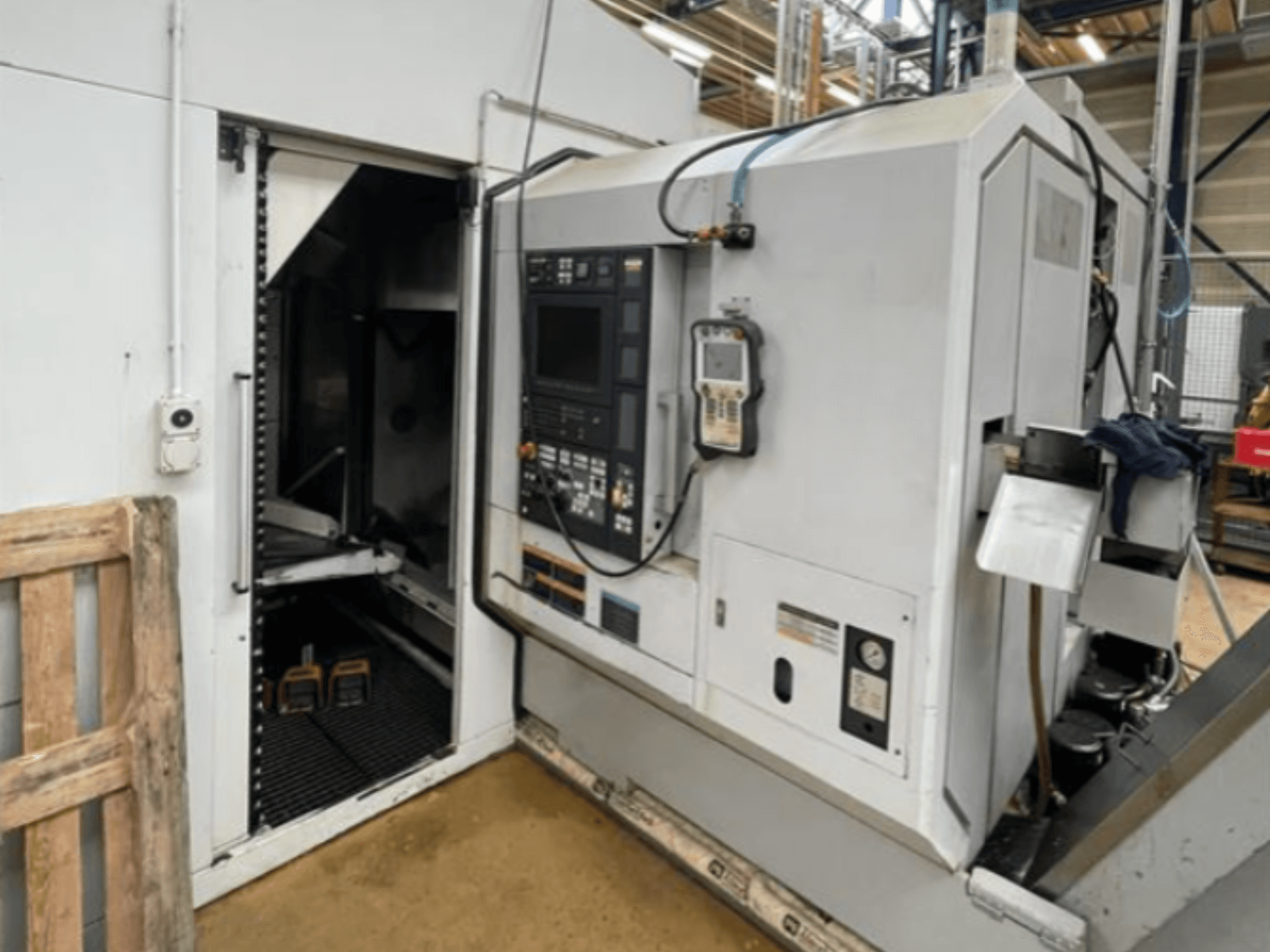 DMG Mori Seiki NZ2000T3Y2 horisontell svarv, sidovy som visar kontrollpanelen och maskinens interiör.