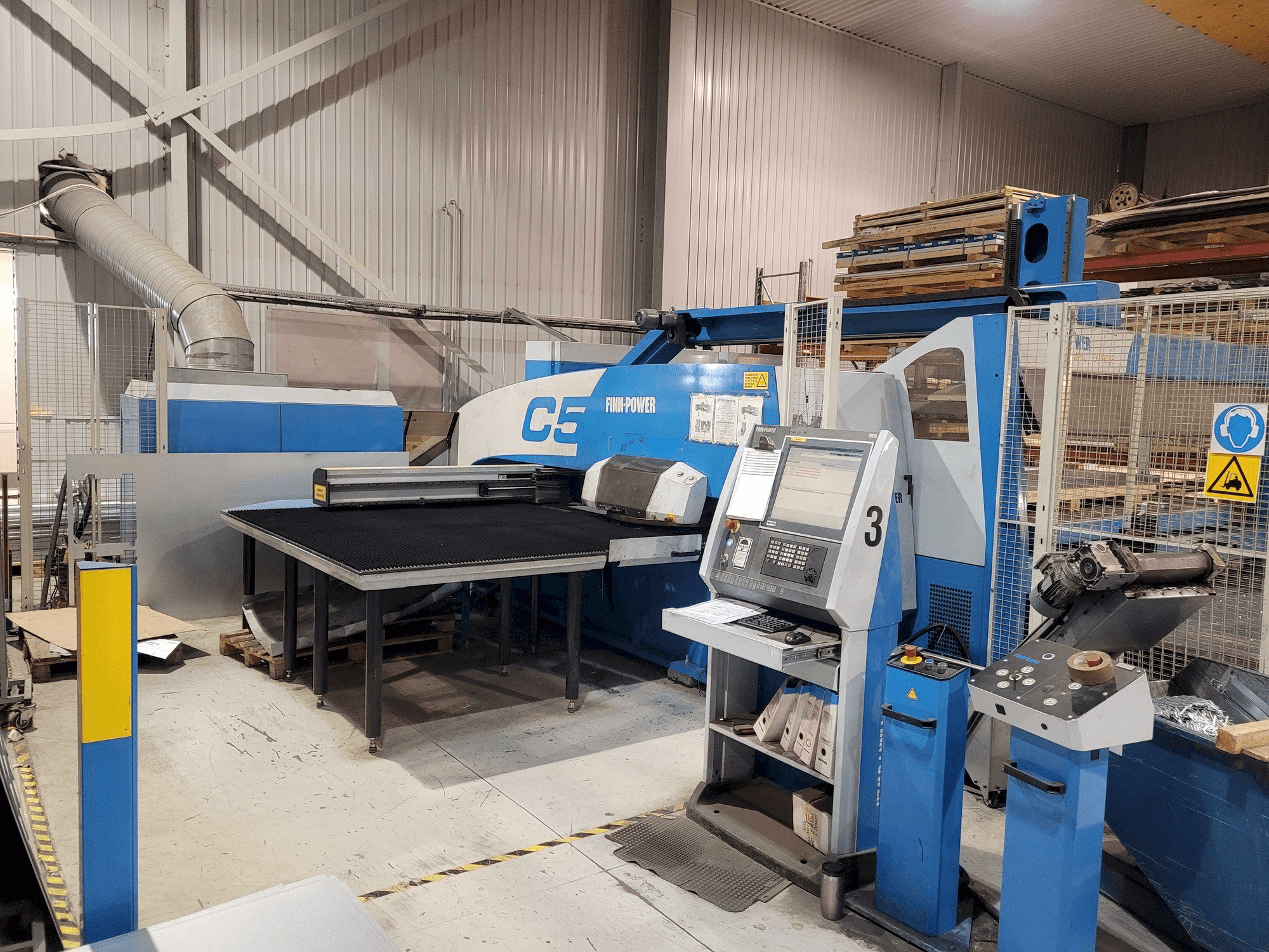 Finn-Power C5 12 43 with Compact Express-maskinen framifrån