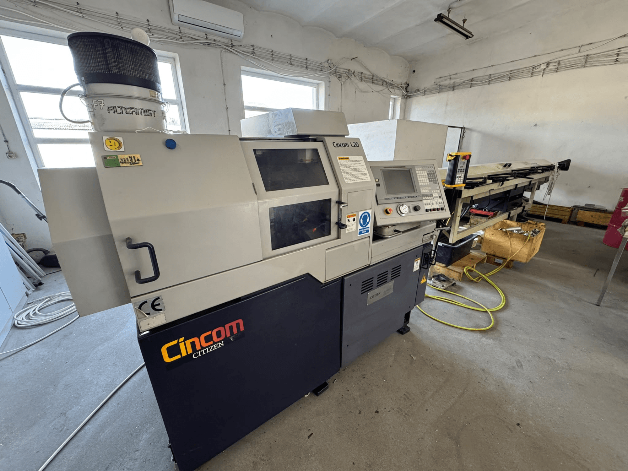 Citizen Cincom L20 VII Swiss Type-svarv sett framifrån, med kontrollpanelen och kylsystemet i fokus.