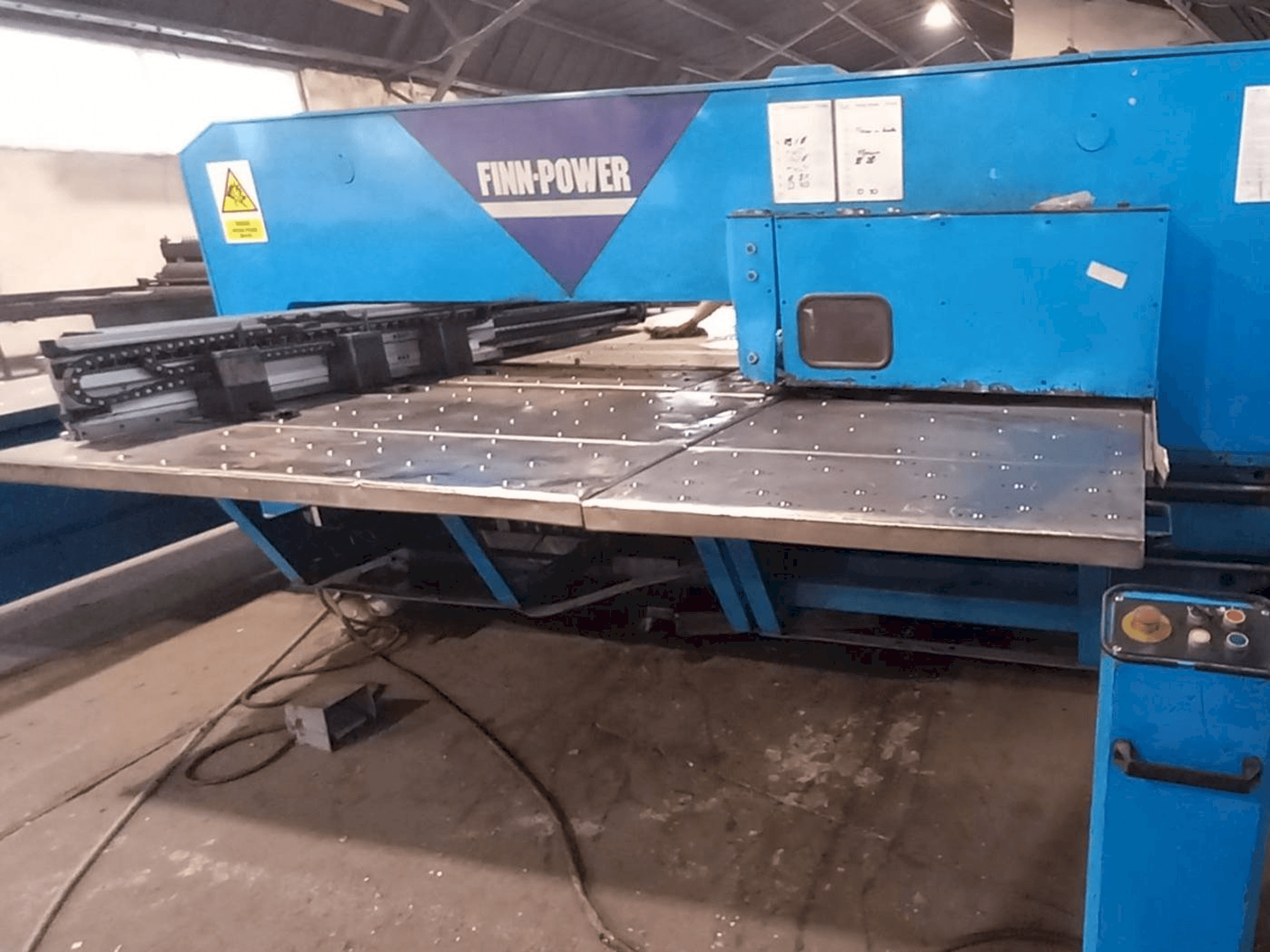 Finn-Power TP2515I/21/AM-maskinen framifrån