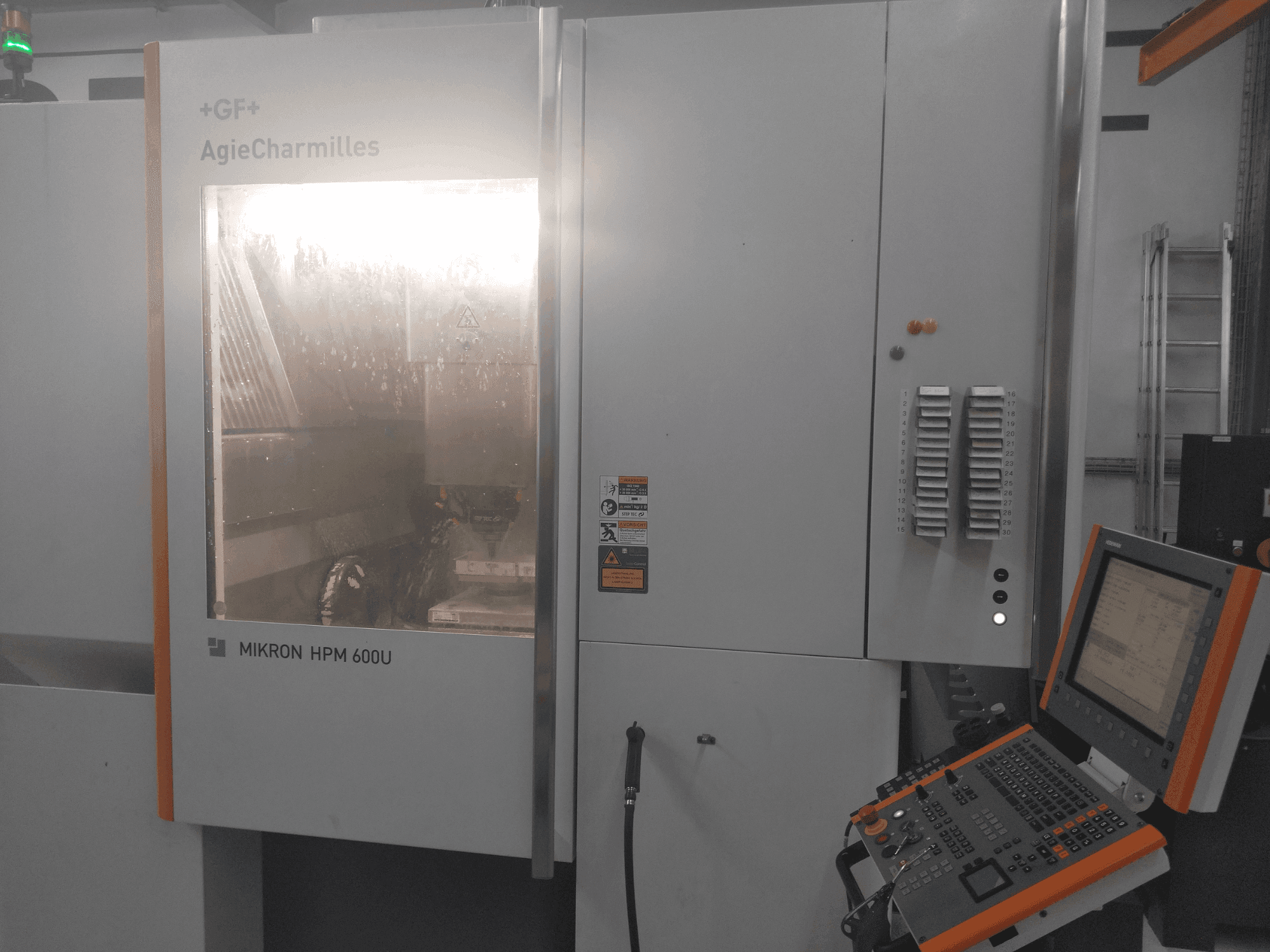 MIKRON HPM 600U-maskinen framifrån