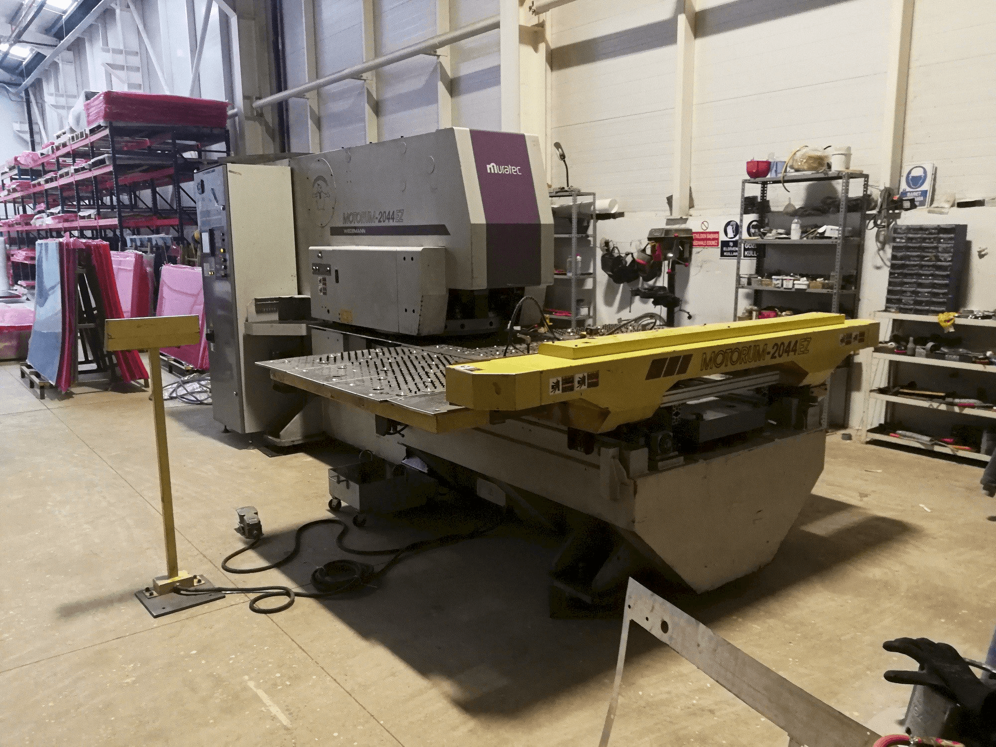 Muratec Motorum 2044 EZ-maskinen sedd från vänster sida