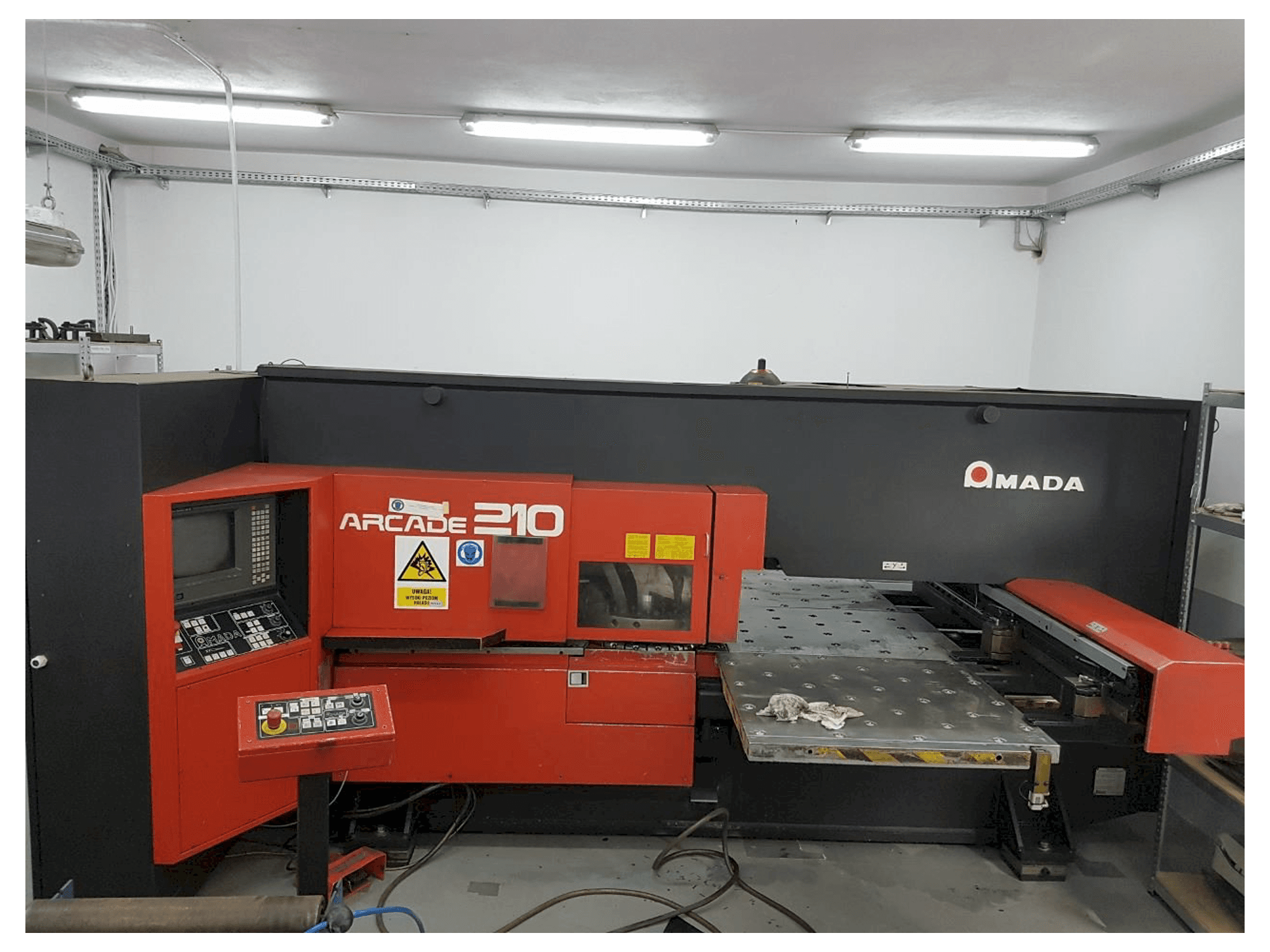 AMADA ARCADE 210-maskinen framifrån