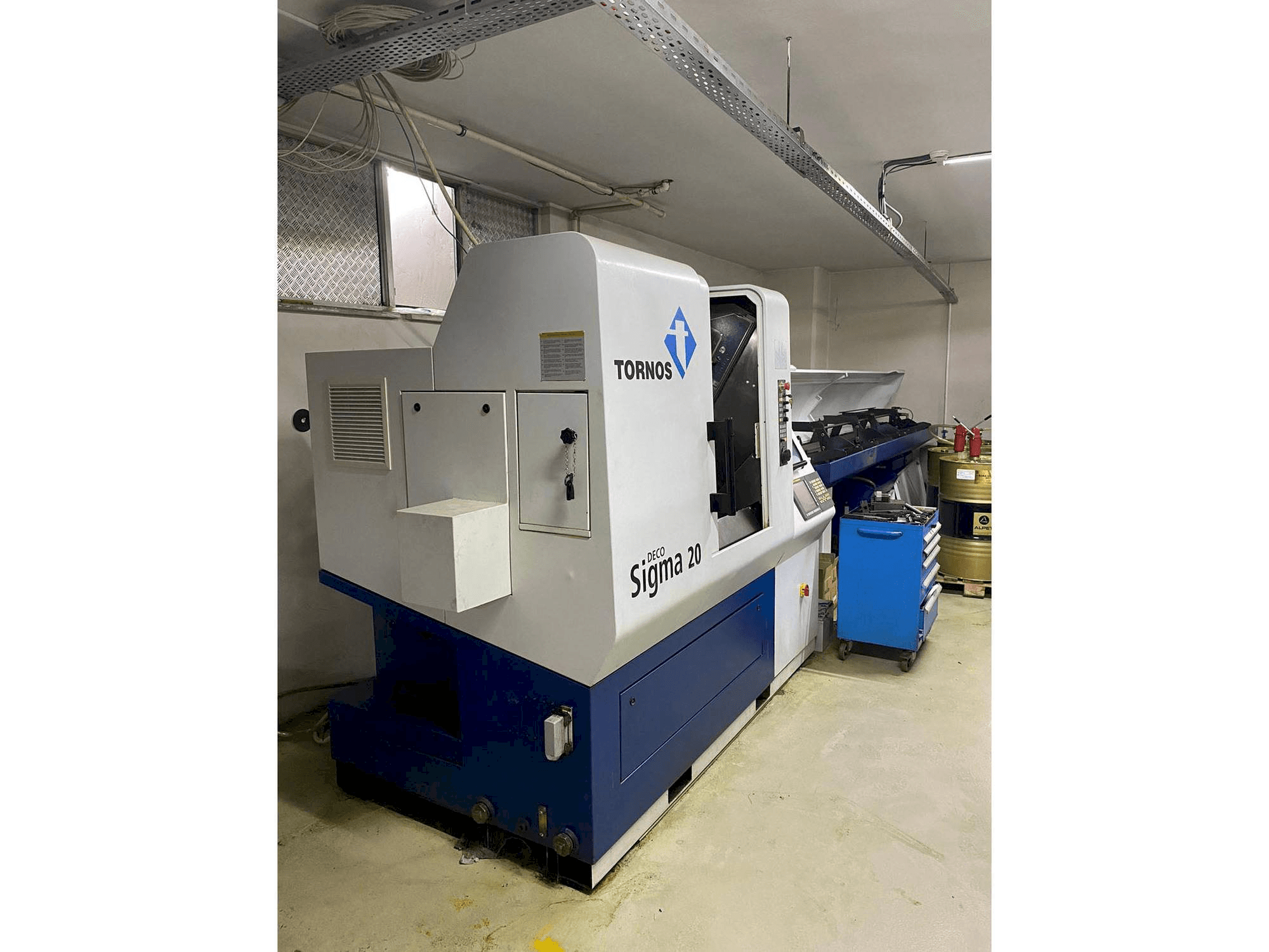 Tornos Delta Sigma 20-maskinen sedd från vänster sida