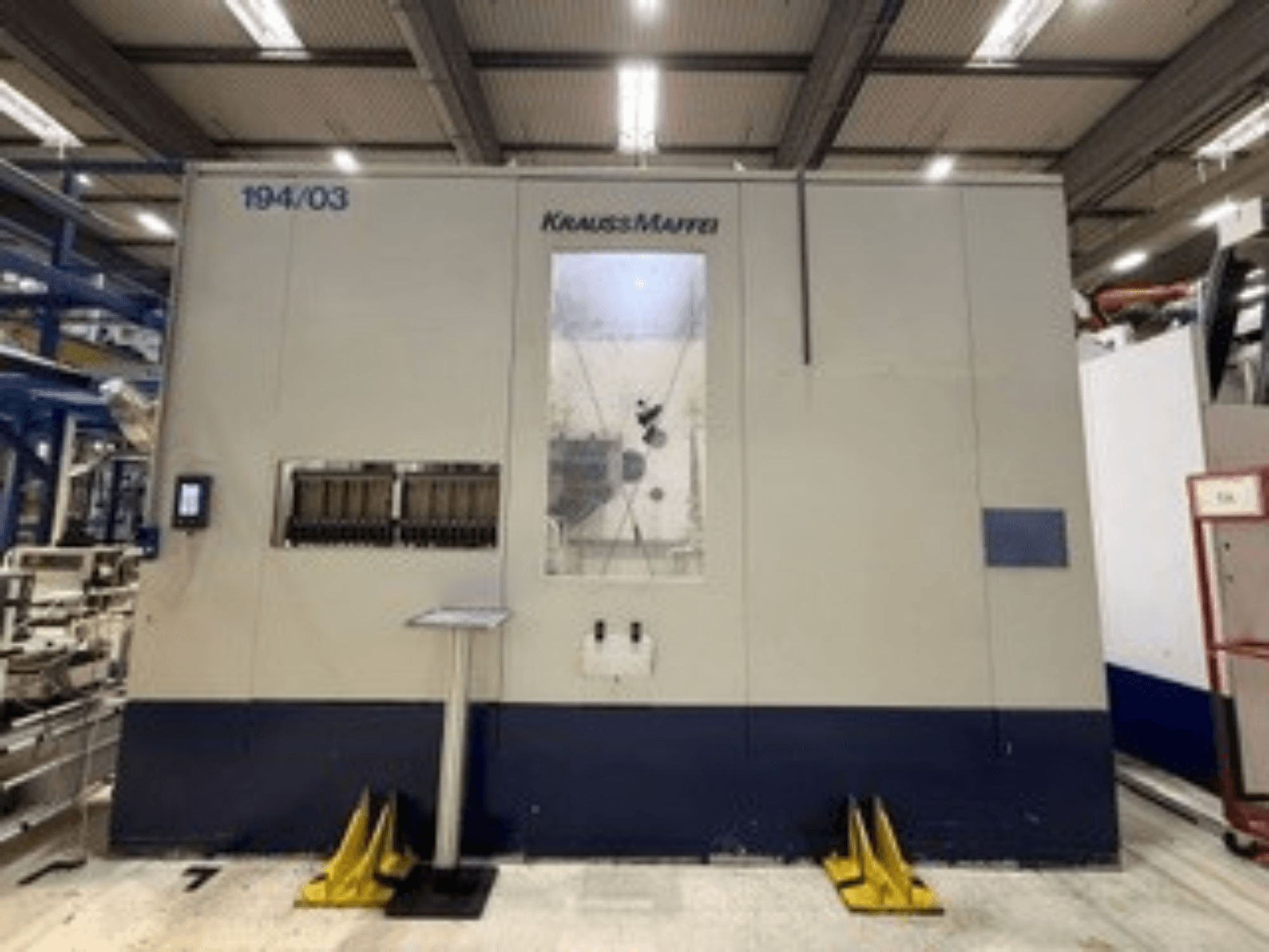 Krauss Maffei 4000-24500 MC hydraulisk formsprutningsmaskin, framifrån sett, med kontrollpanel och manöverorgan.