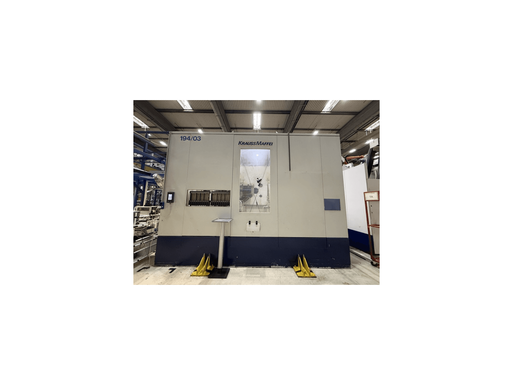 Hydraulisk formsprutningsmaskin av typen Krauss Maffei 4000-24500 MC, framifrån sett med kontrollpanel och manöverområde.