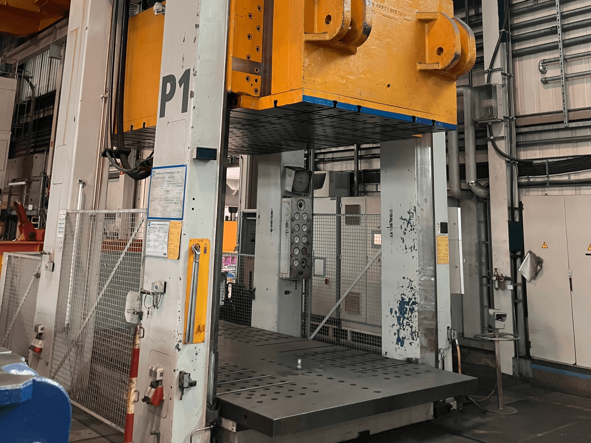 FRITZ MULLER ZAE 400-25.1.1 hydraulisk press, framifrån, med kontrollpanel och stor pressplattform i en industriell miljö.