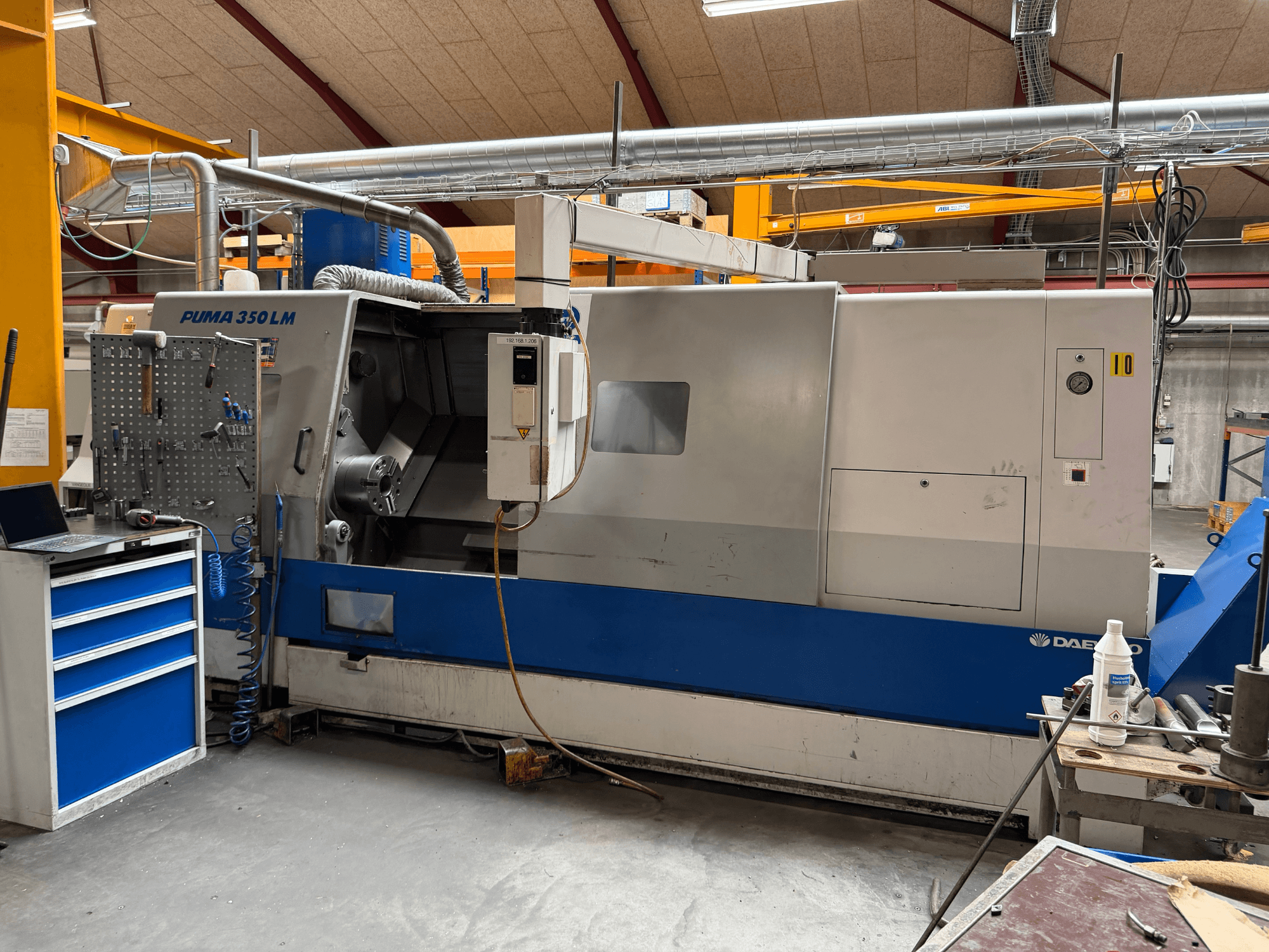 DAEWOO Puma 350 LMA horisontell svarv, sidovy, som visar kontrollpanelen och arbetsytan med verktyg.