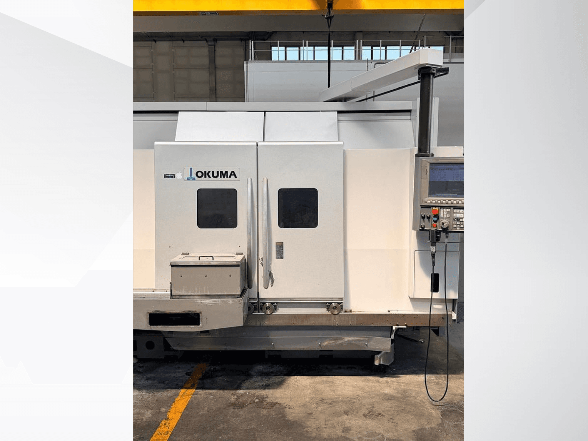 Okuma LB 3000 EX MYW 800 horisontell svarv, sidovy, där kontrollpanelen och luckorna syns.