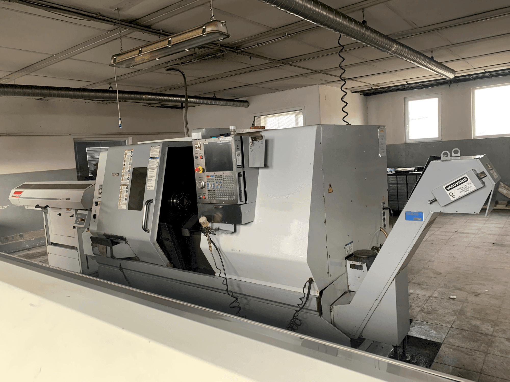 HAAS SL-30TBHE-maskinen framifrån