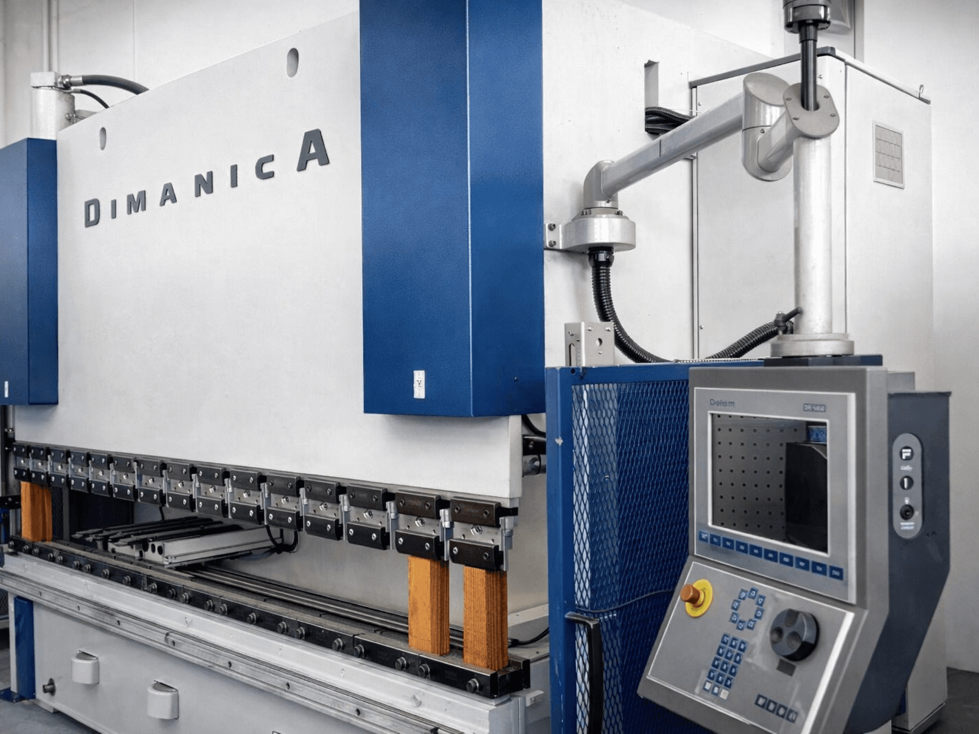 Kantpress DINAMICA 3000x100 från Warcom, sidovy som visar kontrollpanel och bockningsverktyg för metalltillverkning.