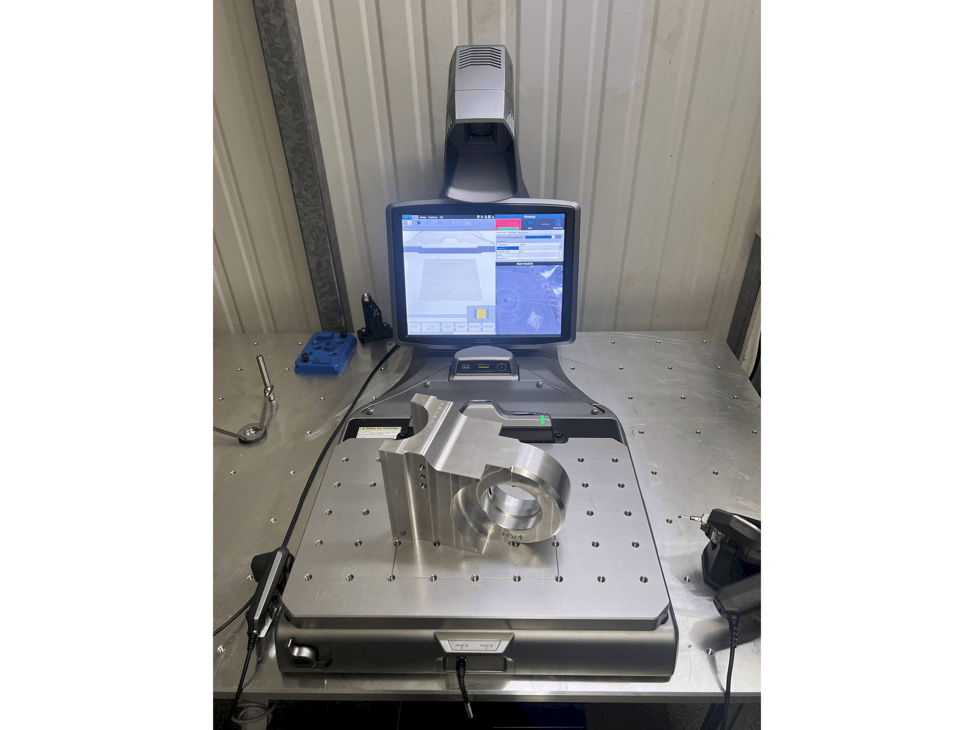 KEYENCE XM-C1000-maskinen framifrån