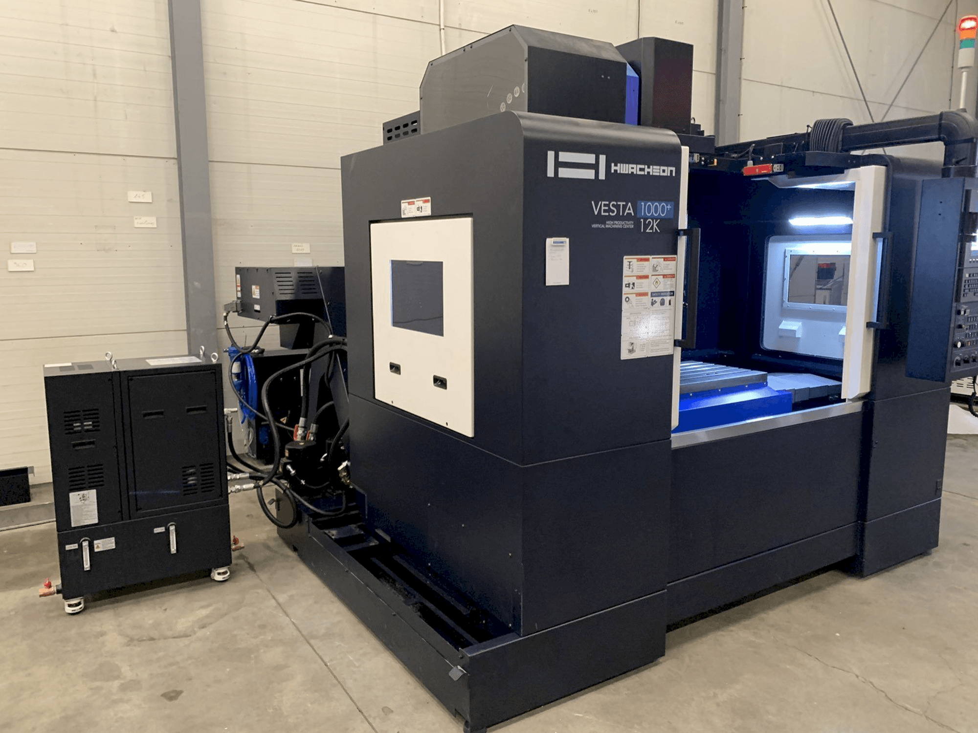 HWACHEON VESTA-1000+-maskinen framifrån