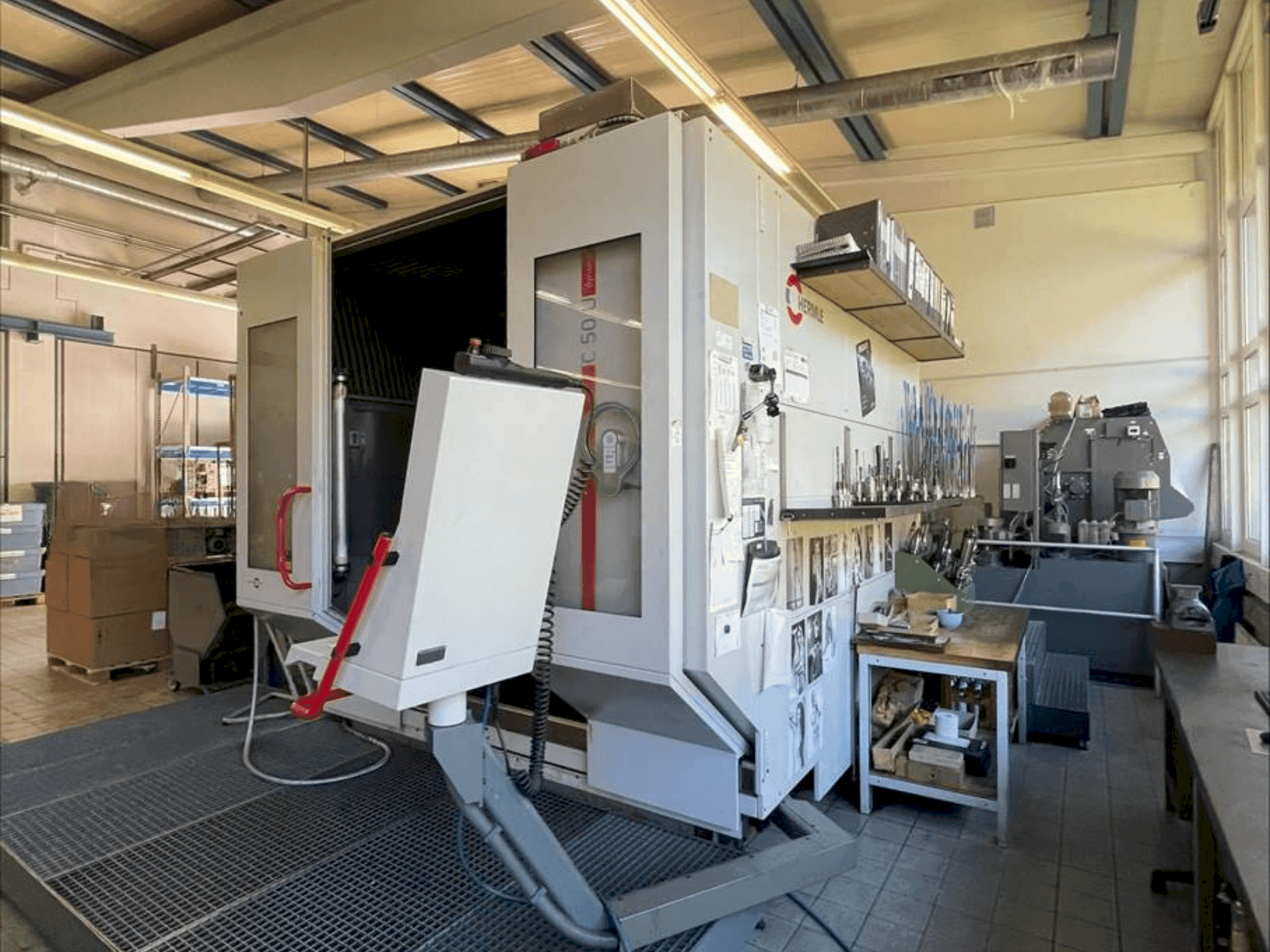 HERMLE C50U-maskinen framifrån