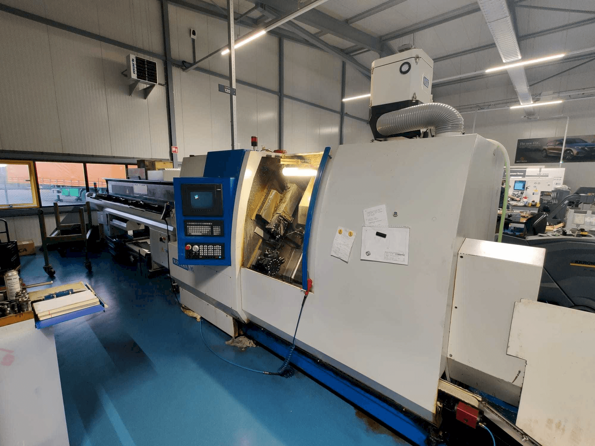 Manurhin K'MX XL 32-maskinen framifrån