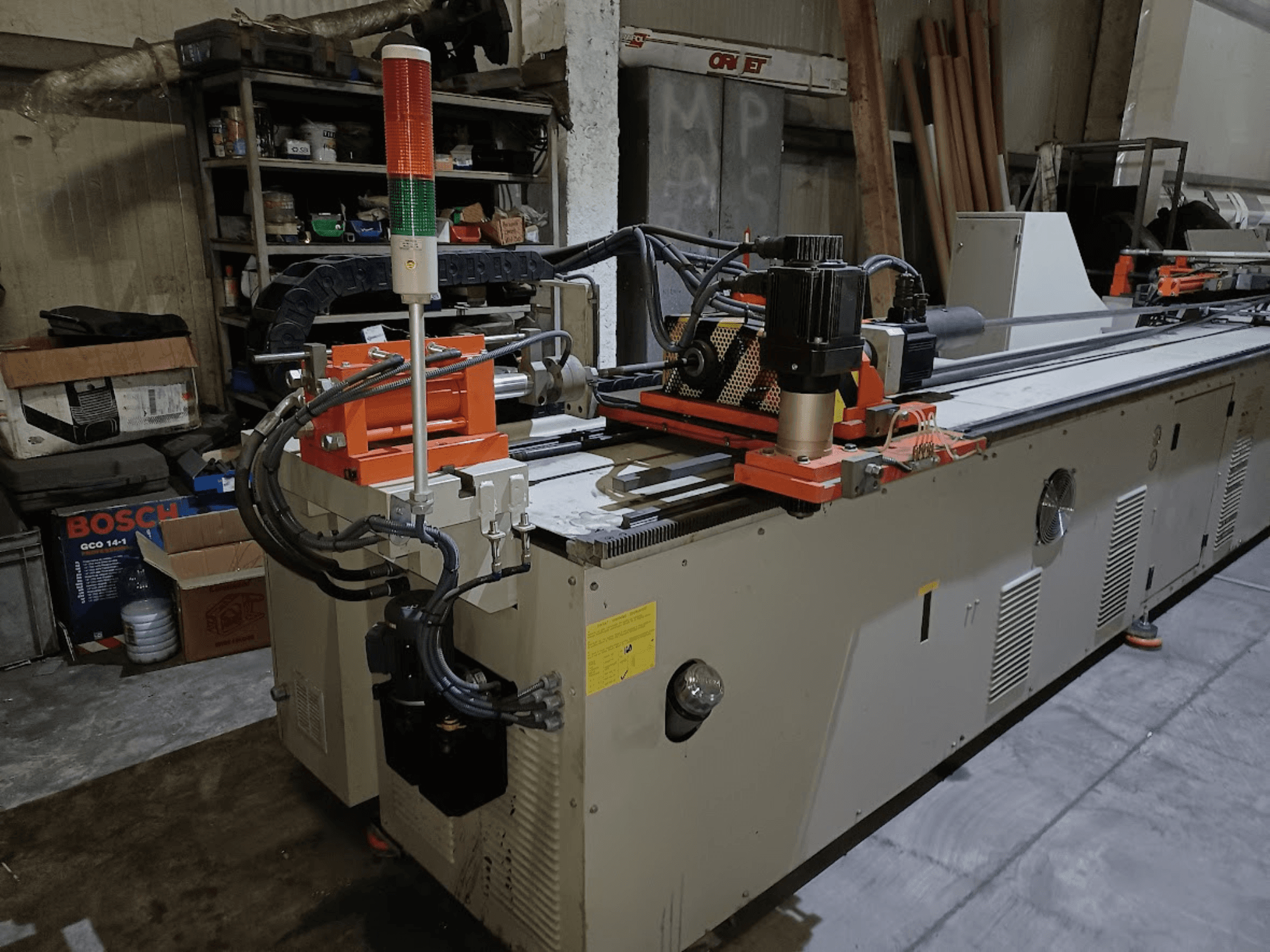Stansmaskinen CANSA CNC 51 R1, sidovy, som visar kontrollpanelen, motorn och indikatorlamporna i en verkstadsmiljö.