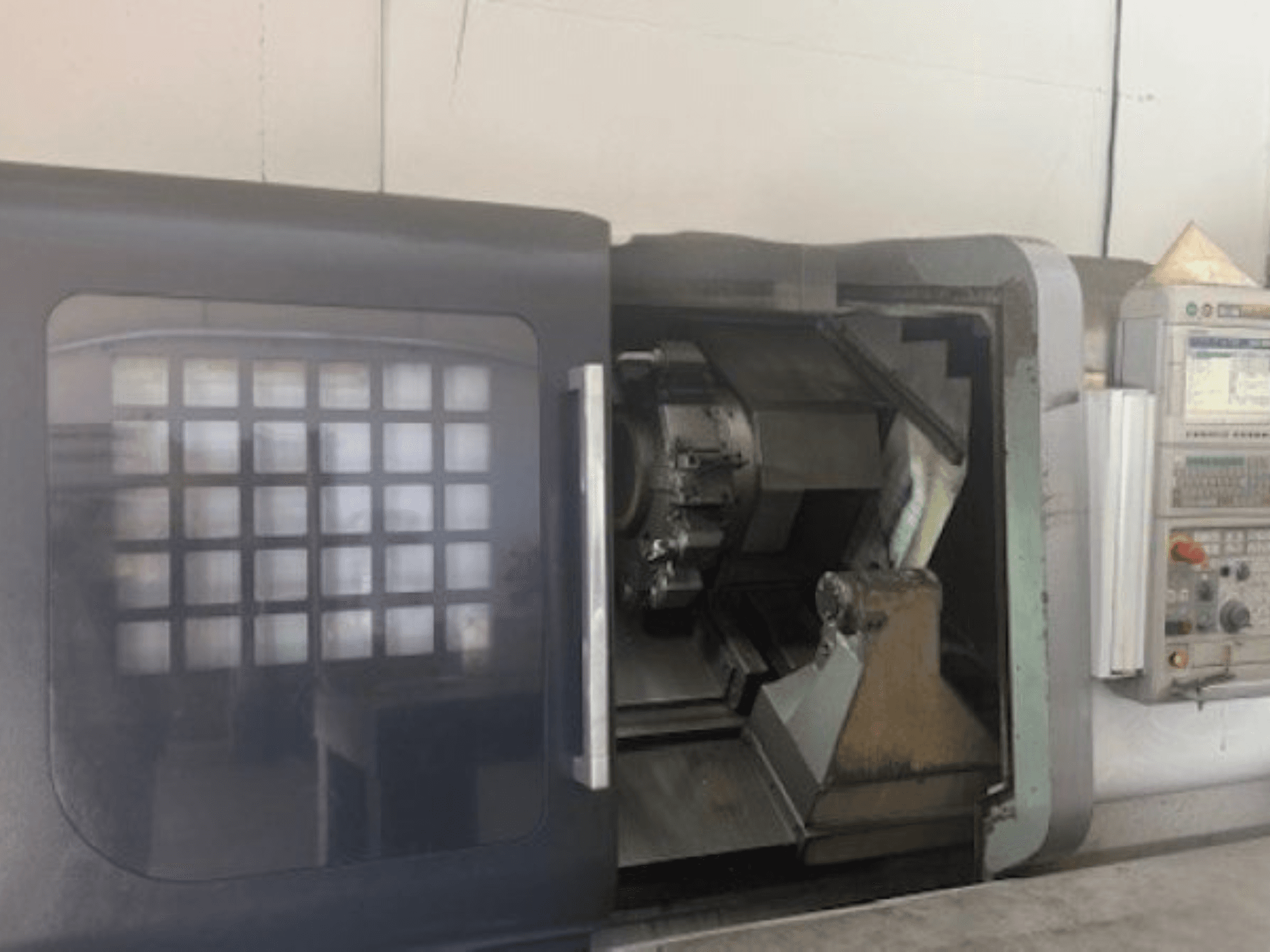 MORI SEIKI NLX 2500M horisontell svarvmaskin, framifrån med verktygshållare, kontrollpanel och invändig mekanism.