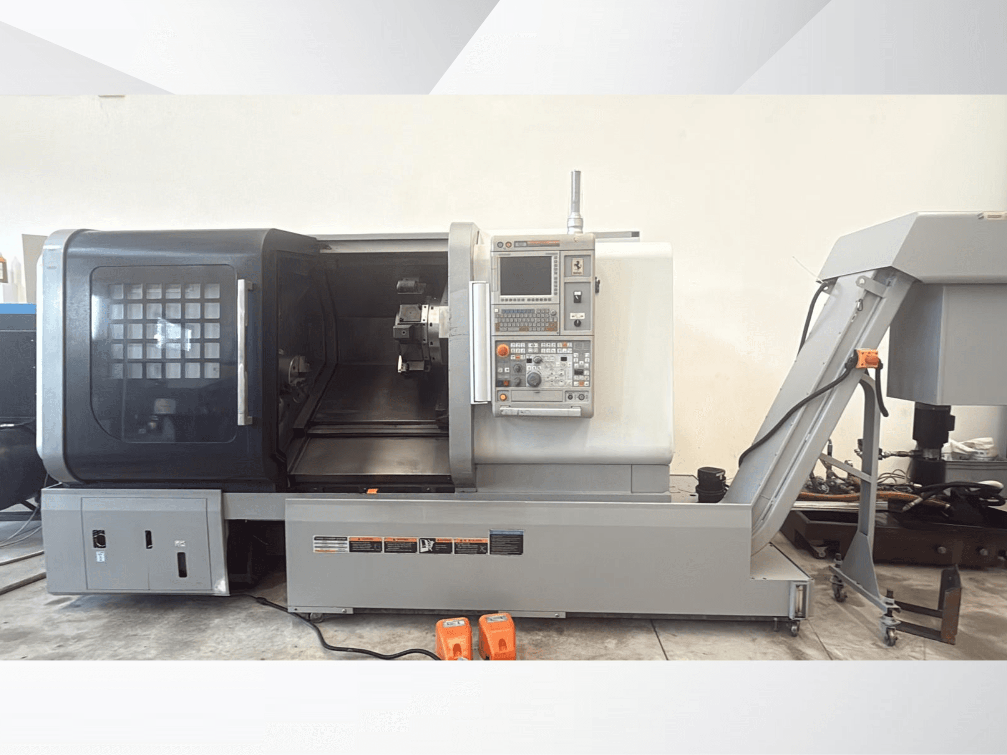 Den horisontella svarven MORI SEIKI NLX 2500M sett framifrån, med kontrollpanelen och det fria utrymmet för bearbetning i fokus.