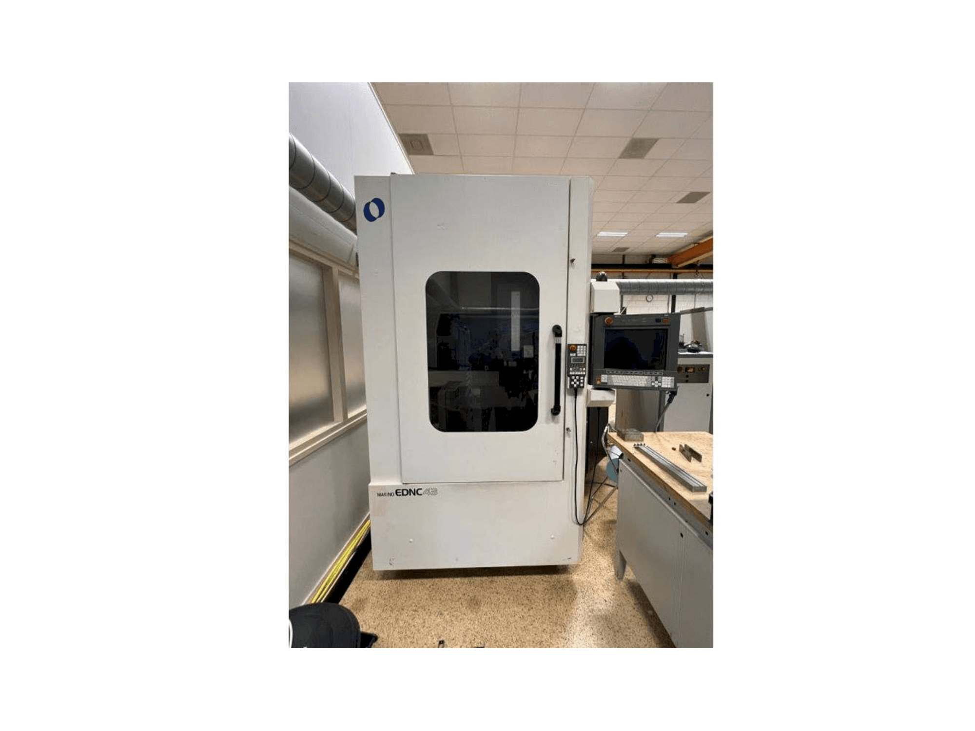 Makino EDNC 43-maskinen framifrån