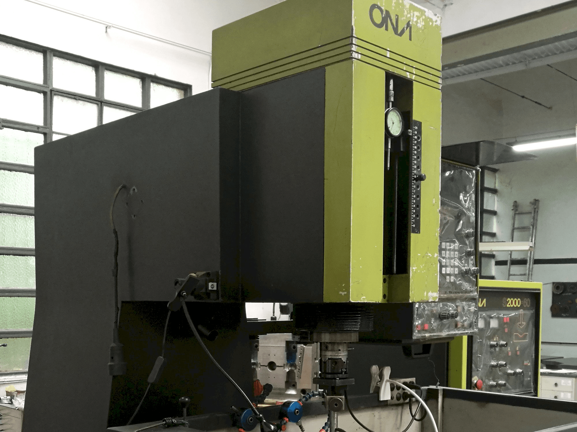 ONA IN 260-maskinen sedd från vänster