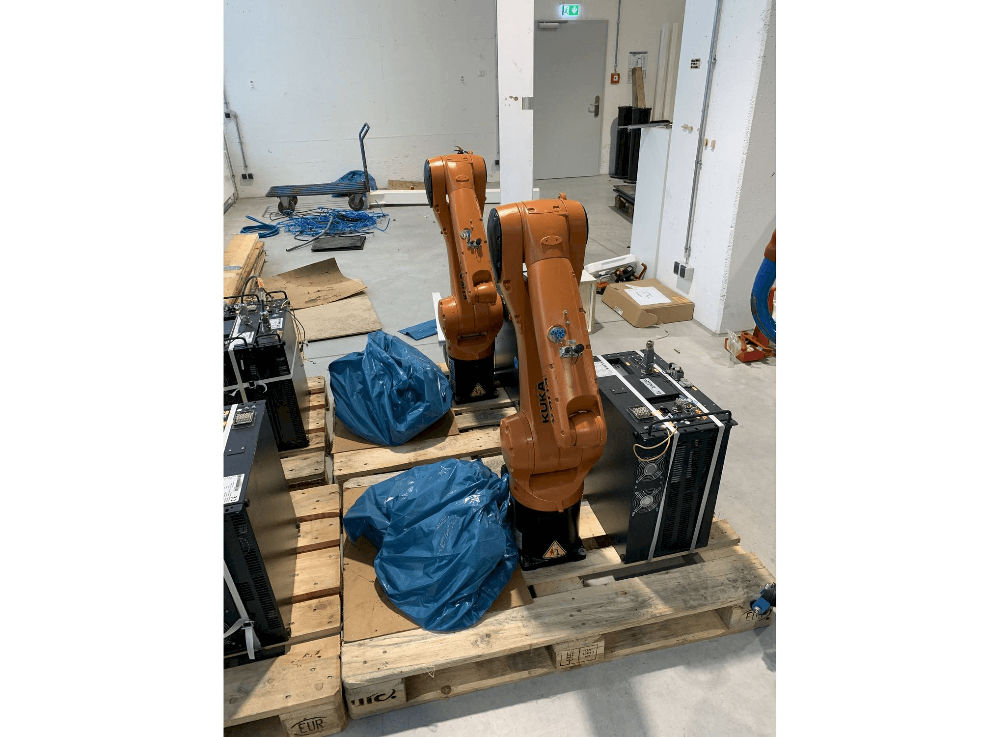 KUKA KR10 R1100 with KR C4 COMPACT Controller-maskinen framifrån