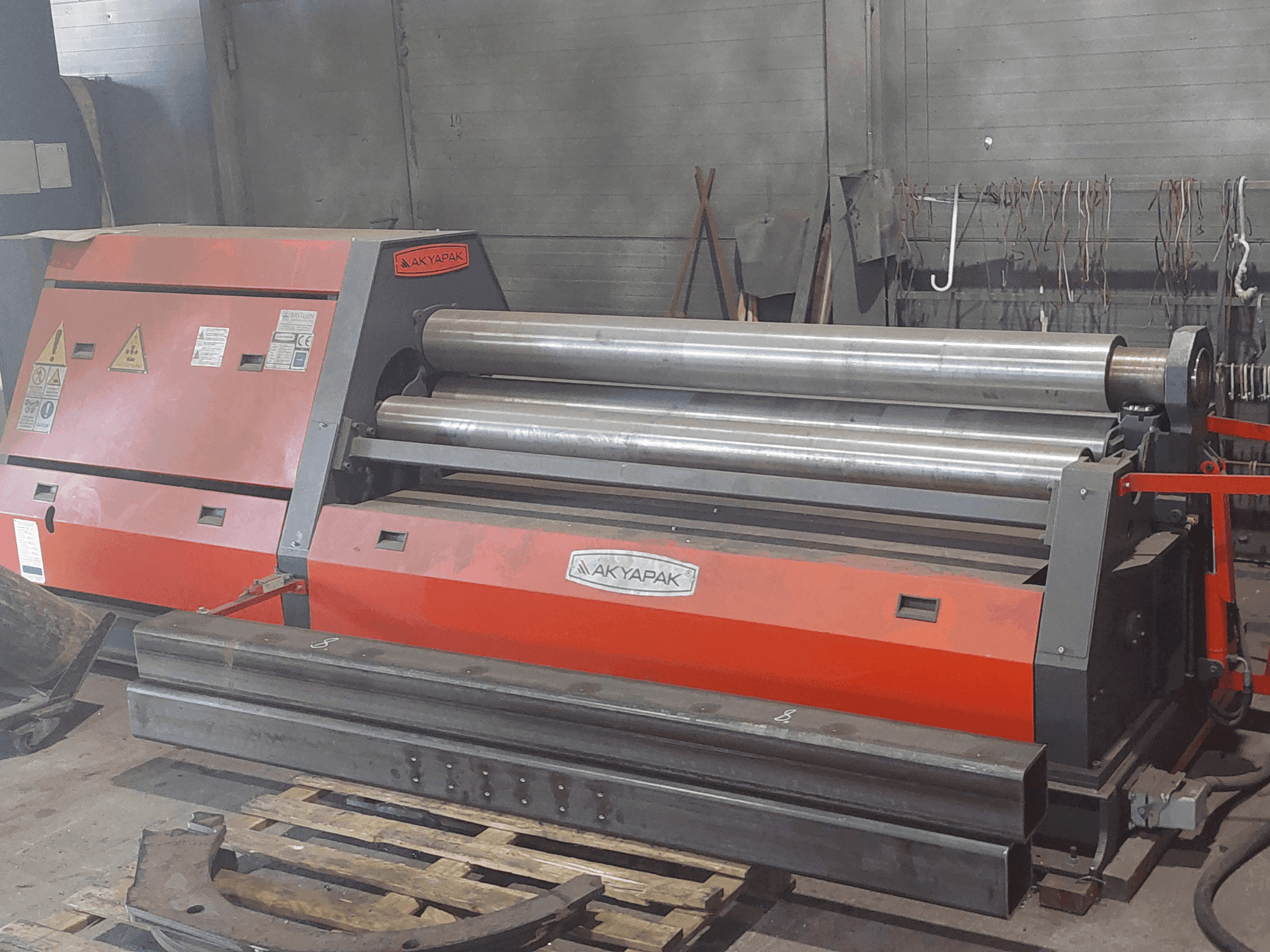 Akyapak AHS 20/06-maskinen framifrån