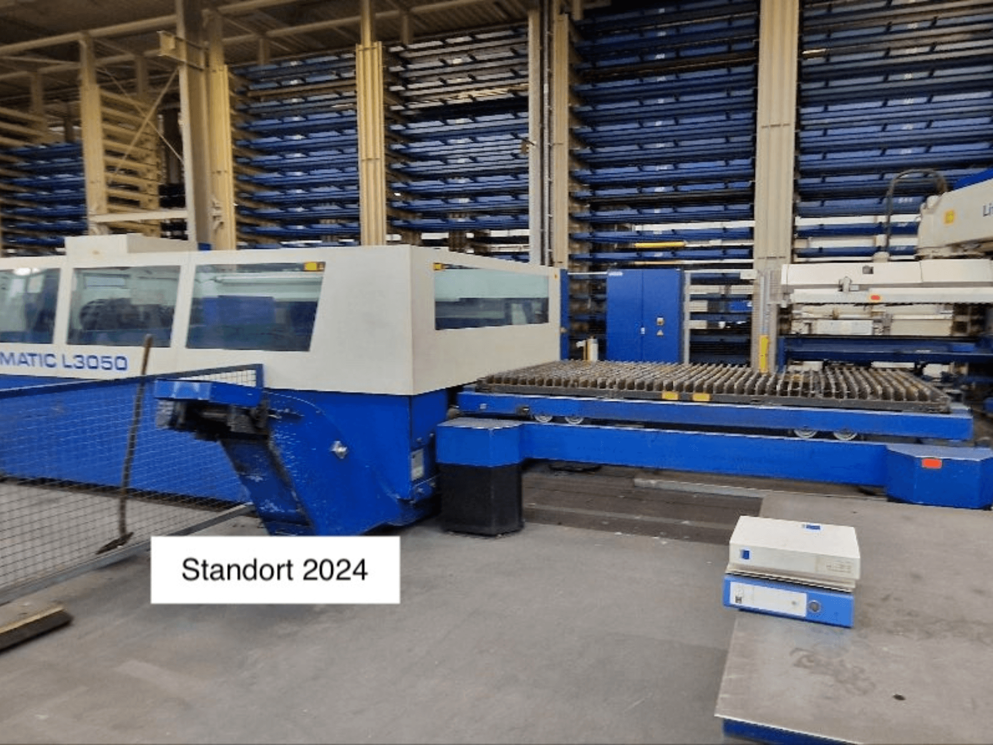 TRUMPF Trumatic L3050 CO2-laserskärmaskin framifrån, med en stor skärbädd och kontrollpanel.