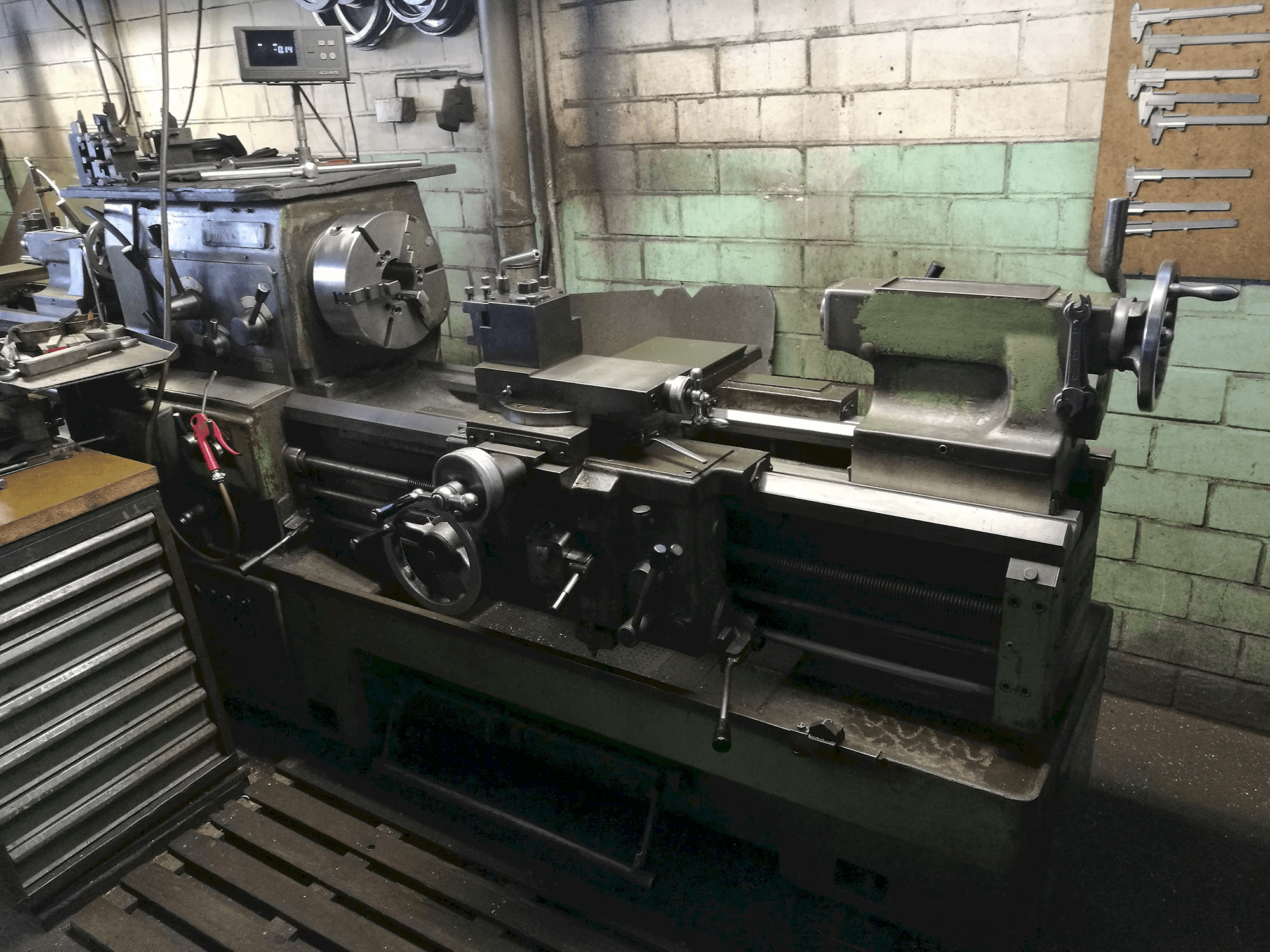 MORI SEIKI-maskinen sedd från högerMR 1000