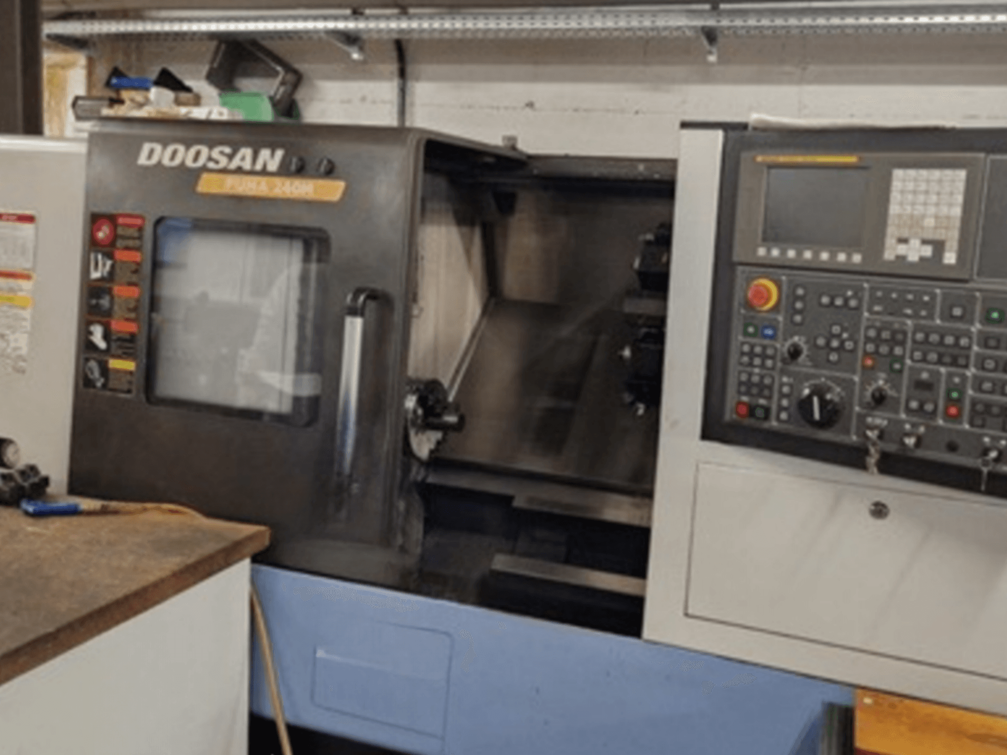 Frontvy av DOOSAN Puma 240MB horisontell svarv med kontrollpanel och driftsfunktioner.