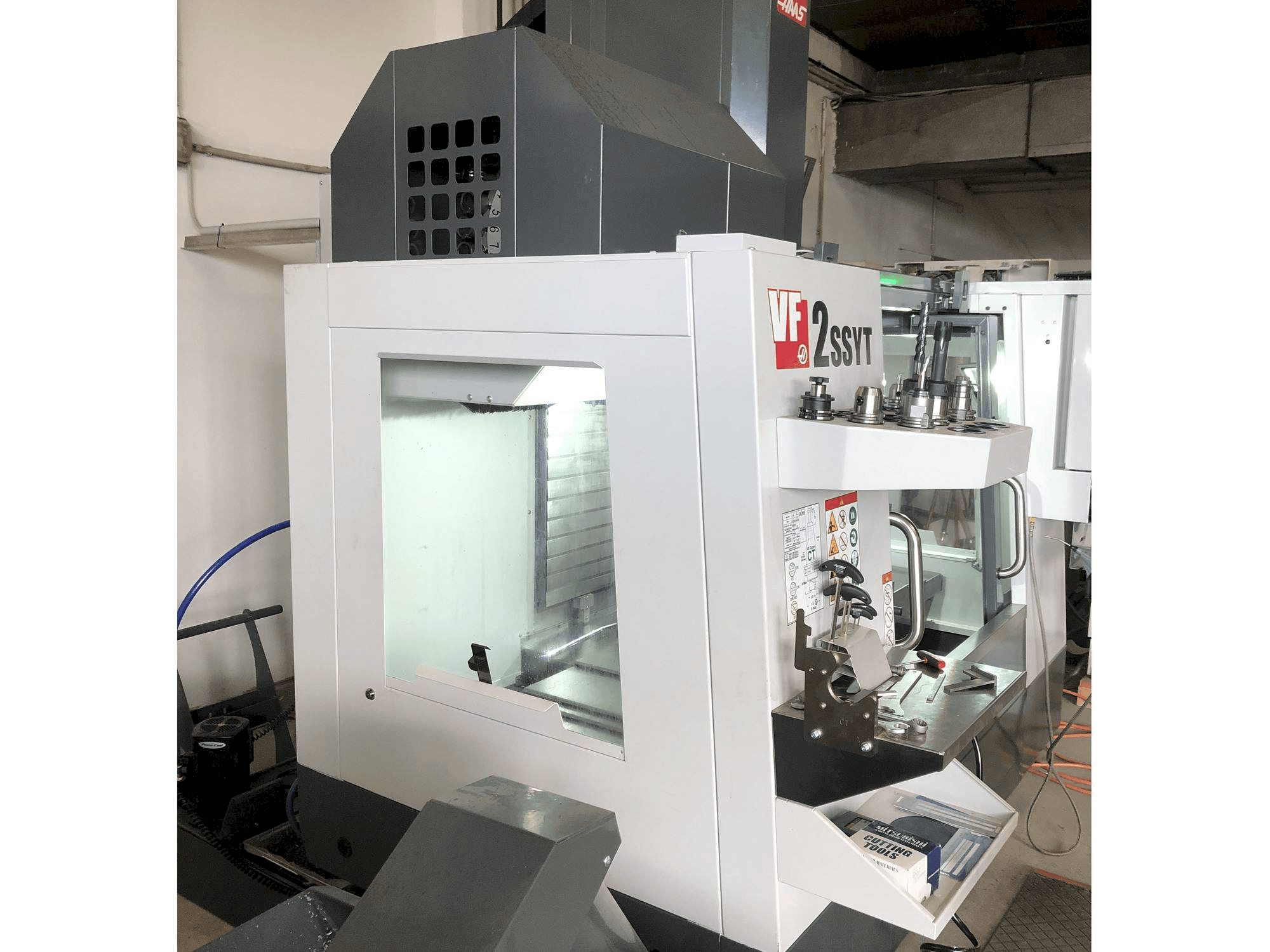 HAAS VF-2SSYT-maskinen framifrån