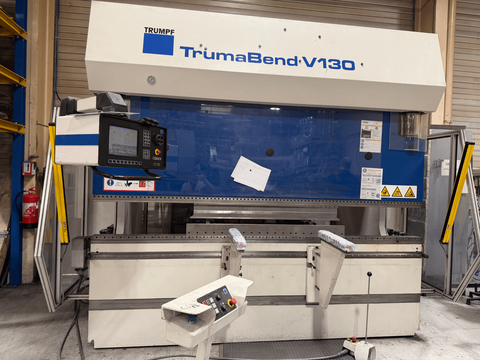 TRUMPF TrumaBend V130 kantpress i fabriksmiljö, med kontrollpanel och säkerhetsfunktioner, sett framifrån.