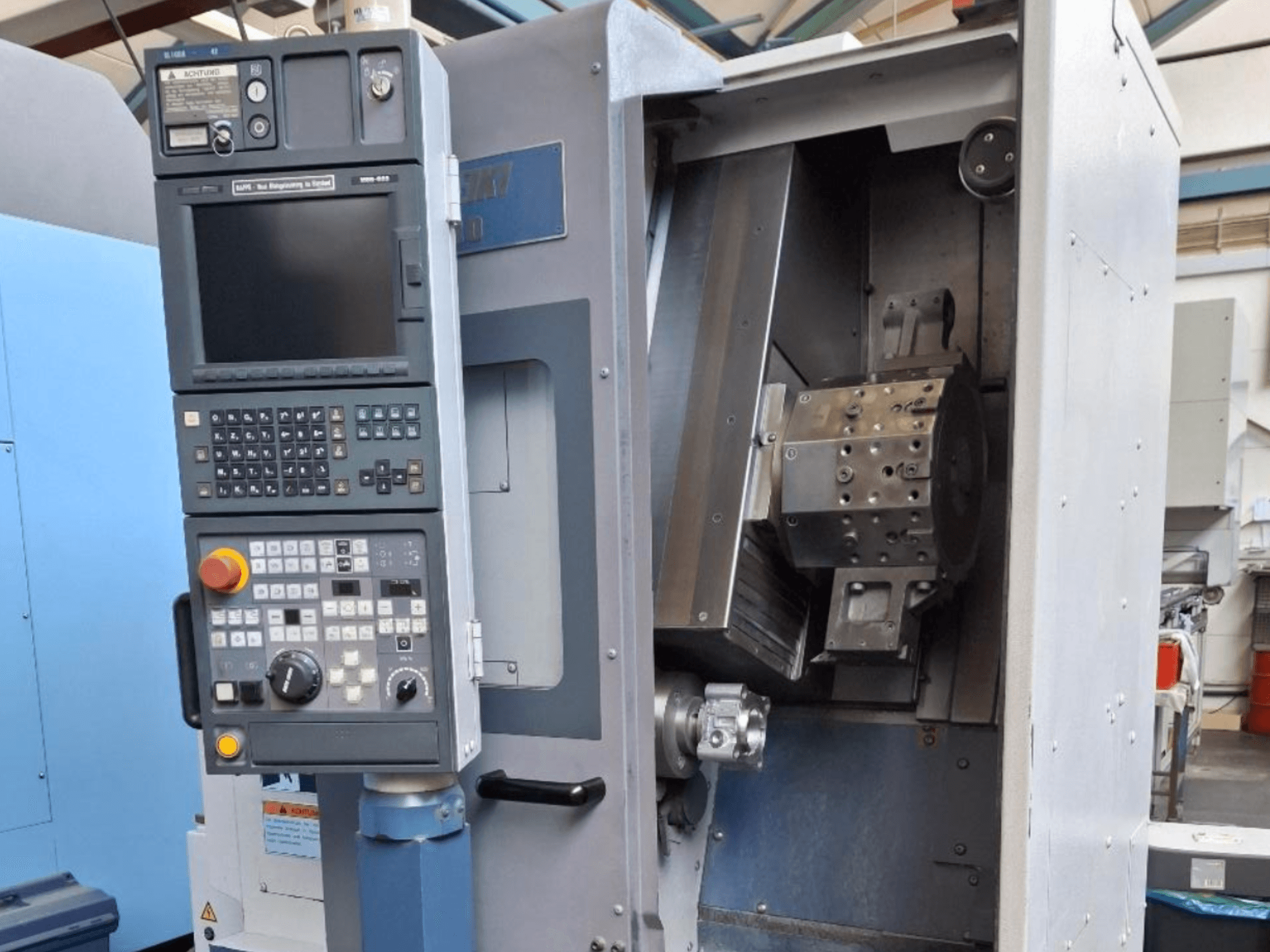 MORI SEIKI SL 1000 horisontell svarvmaskin framifrån, med kontrollpanel och detaljerad intern mekanism.