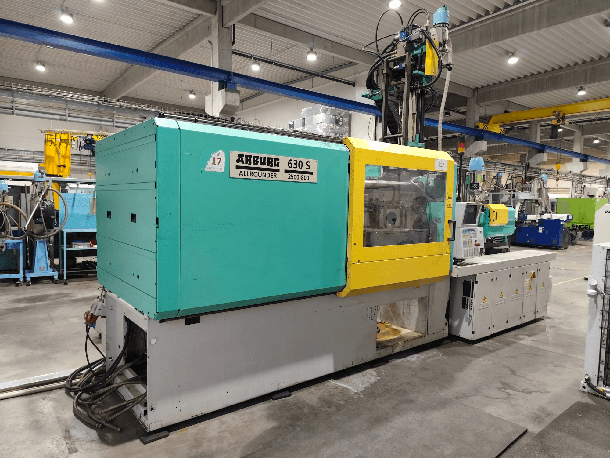 Arburg Allrounder 630S-2500-800/350 hydraulisk formsprutningsmaskin, sidovy, med färgglad yttre design och synlig manöverpanel.