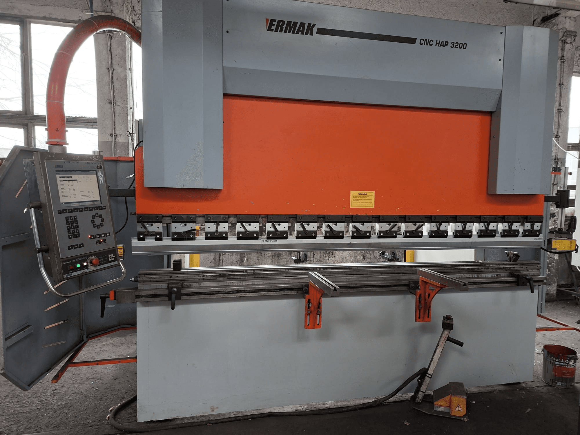 Ermak CNC HAP 3200 kantpress, framifrån, har orange och grå stomme, kontrollpanel med digital display och justerbara klämmor.