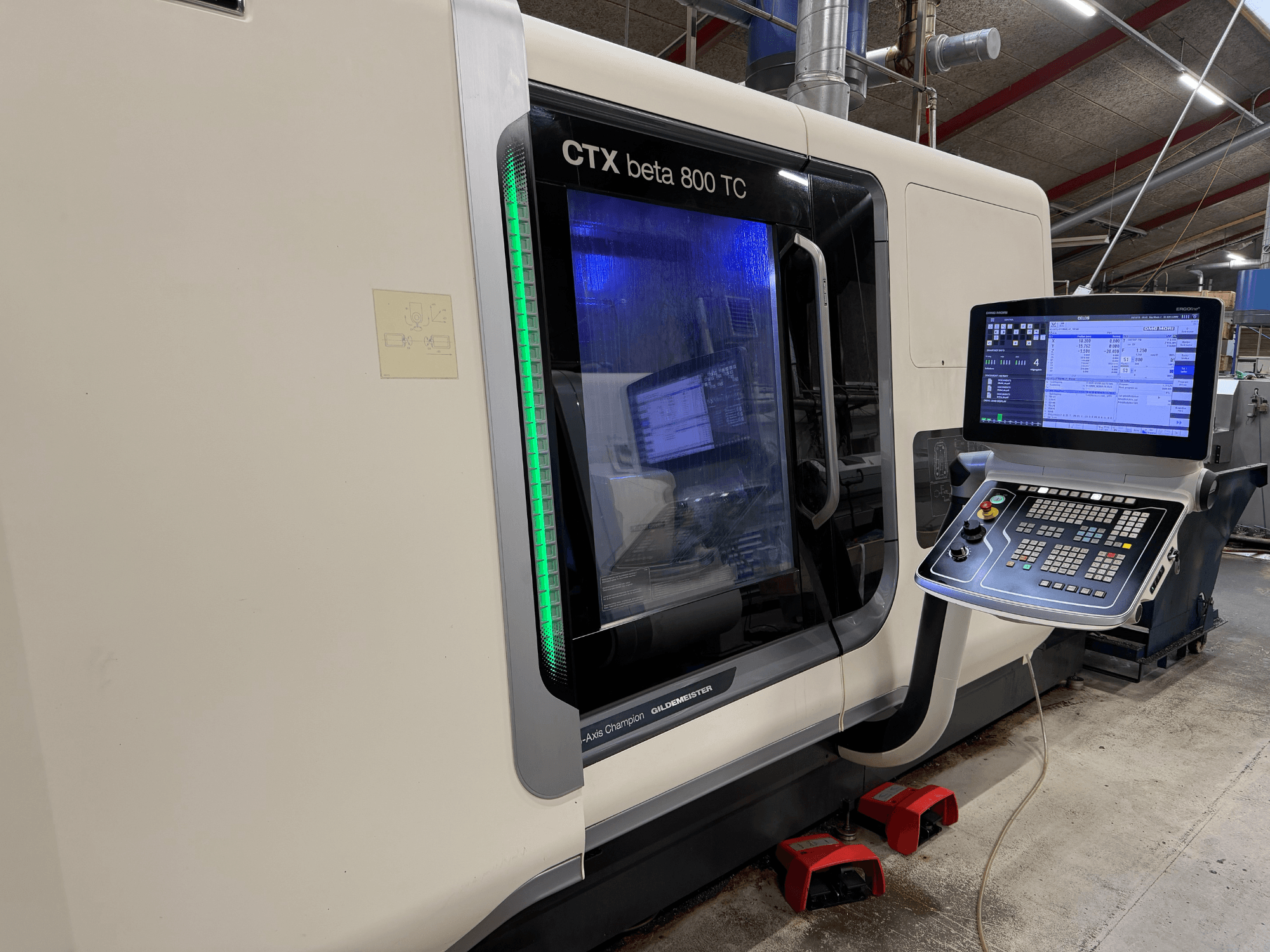 CNC-maskinen CTX beta 800 TC i sidovy, med digital kontrollpanel och grön säkerhetsindikator.