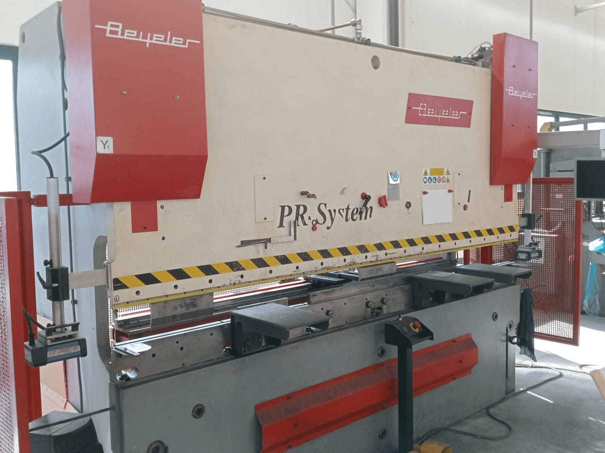 BEYELER PR6 1500 KN X 3000 MM-maskinen sedd från vänster sida