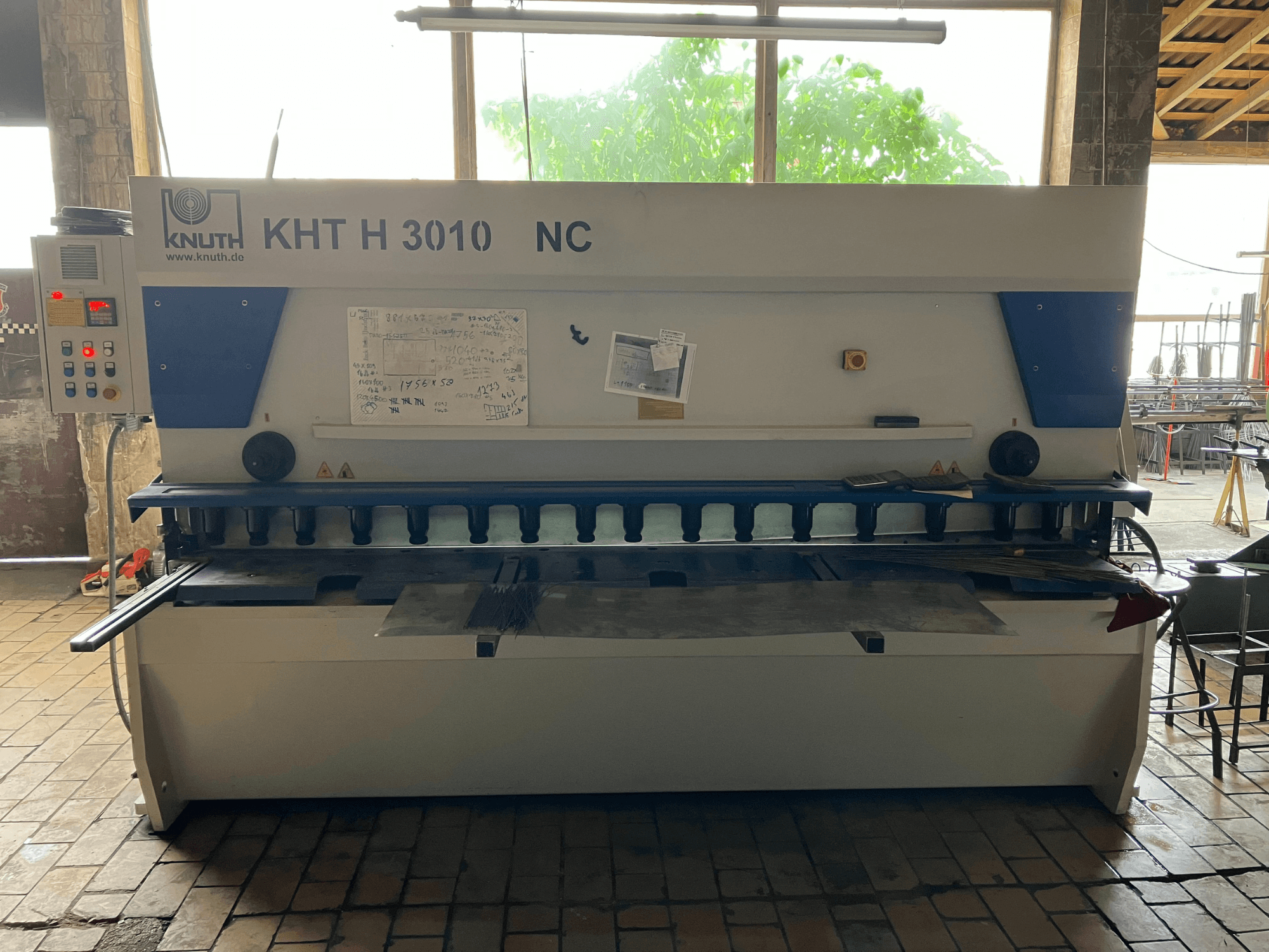 Hydraulisk skärmaskin KNUTH KHT H 3010 NC sett framifrån, med kontrollpanel och skärområde för metall.