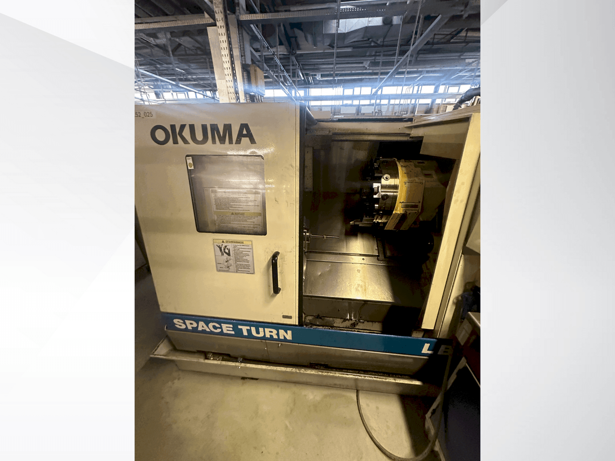 Okuma LB 300-maskinen framifrån