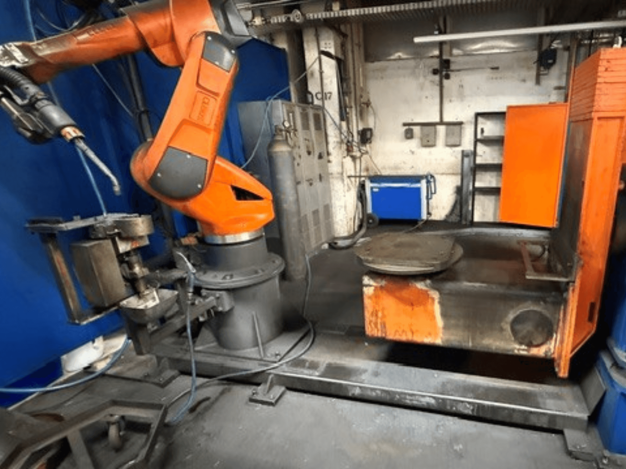 Svetsroboten CLOOS C50 sedd framifrån, med en orange robotarm och ett arbetsbord i metall.