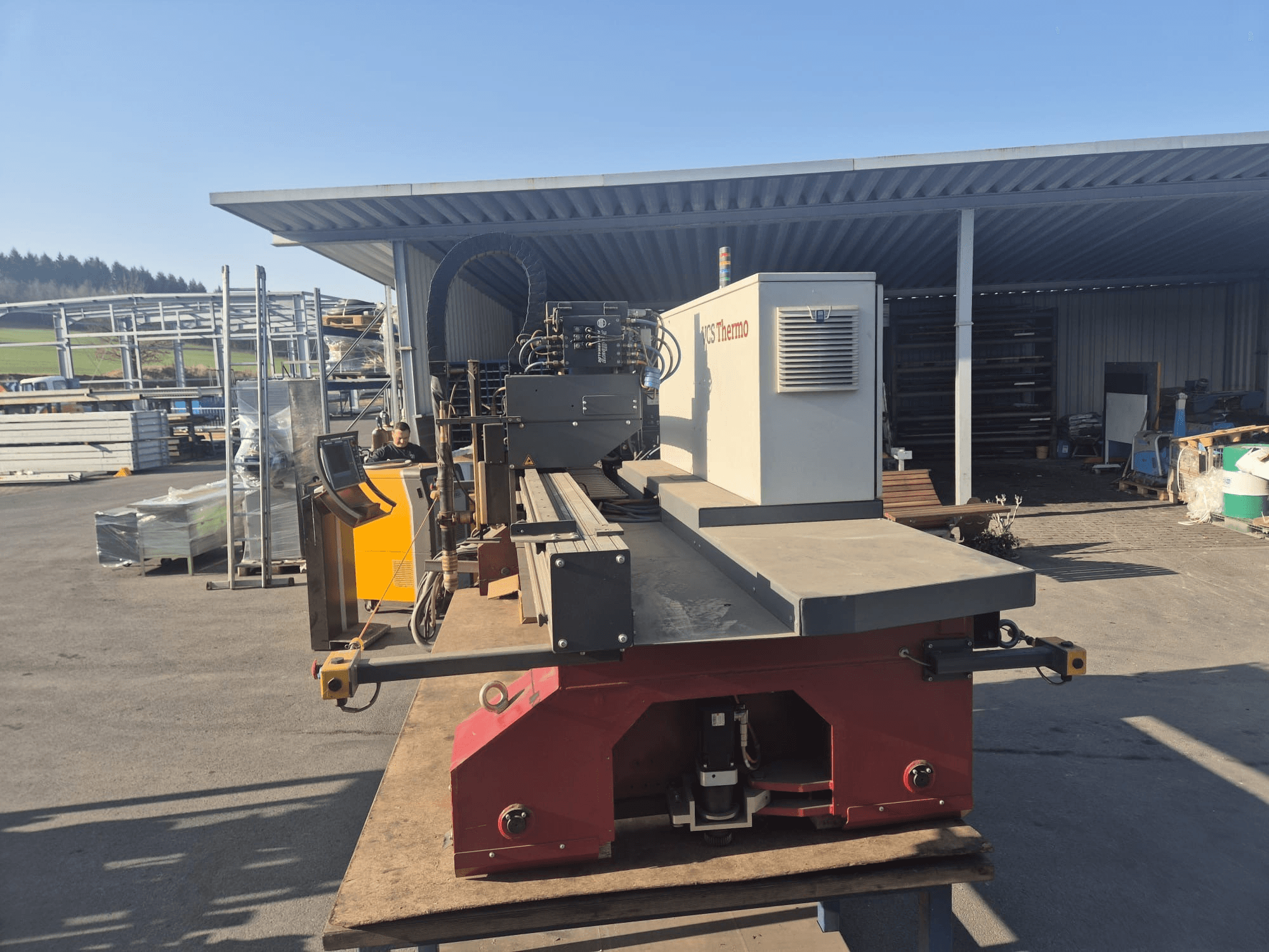 Frontvy av VOORTMAN VACAM VCS Thermo plasmaskärmaskin på en arbetsyta, som visar kontrollpanelen och skärområdet.