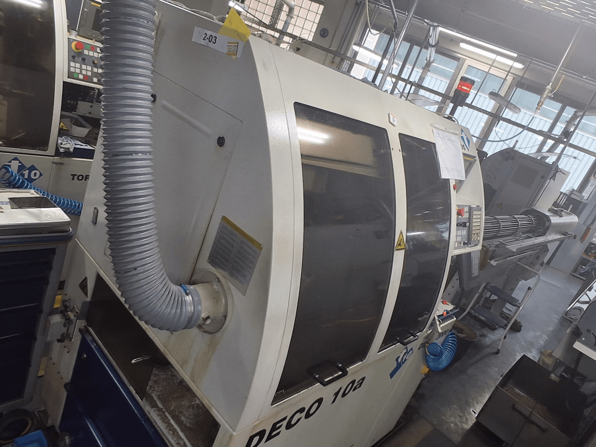 DECO 10a-maskin i framifrånvy; stor kontrollpanel, kanaler och driftdekaler synliga.