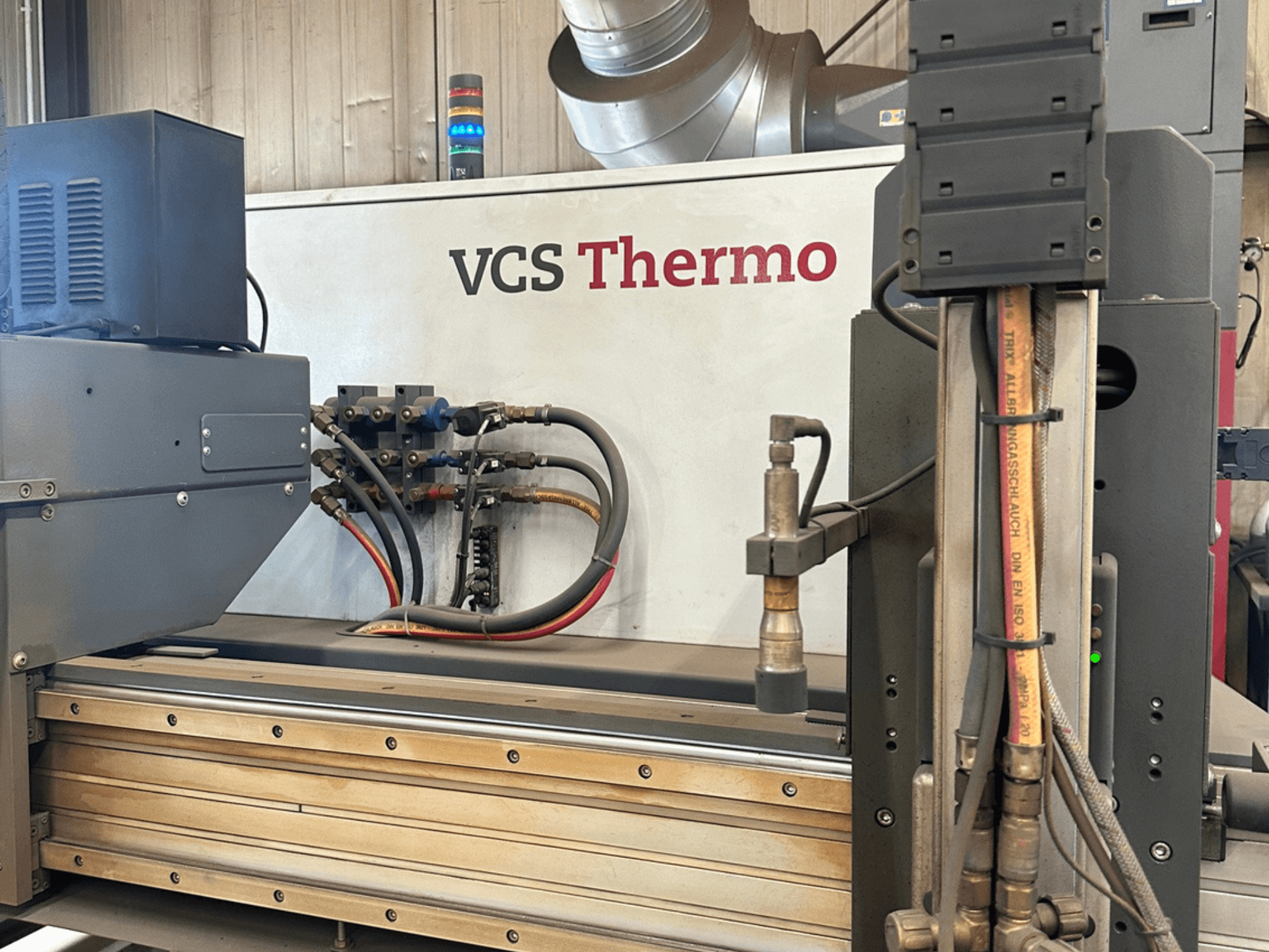 Plasmaskärmaskin Hypertherm HPR130XD, sidovy som visar anslutningar, kontrollpanel och driftskomponenter.