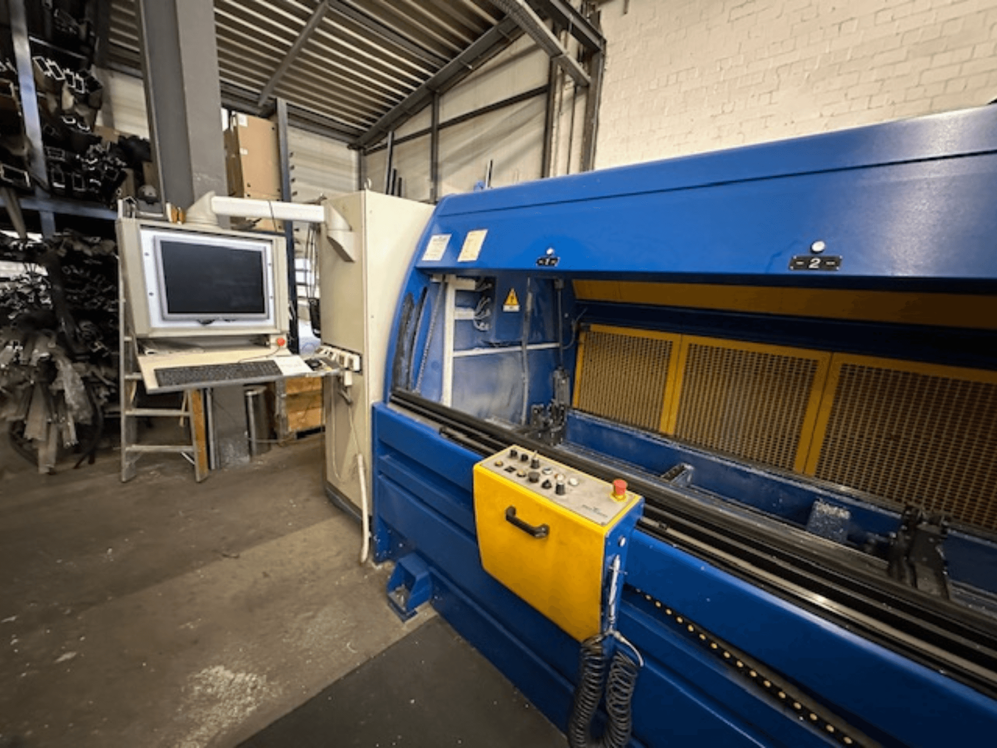 Frontvy av SCHÜCO Profilbearbeitungscenter 299 650, ett universellt bearbetningscenter med styrningar och datorarbetsstation.