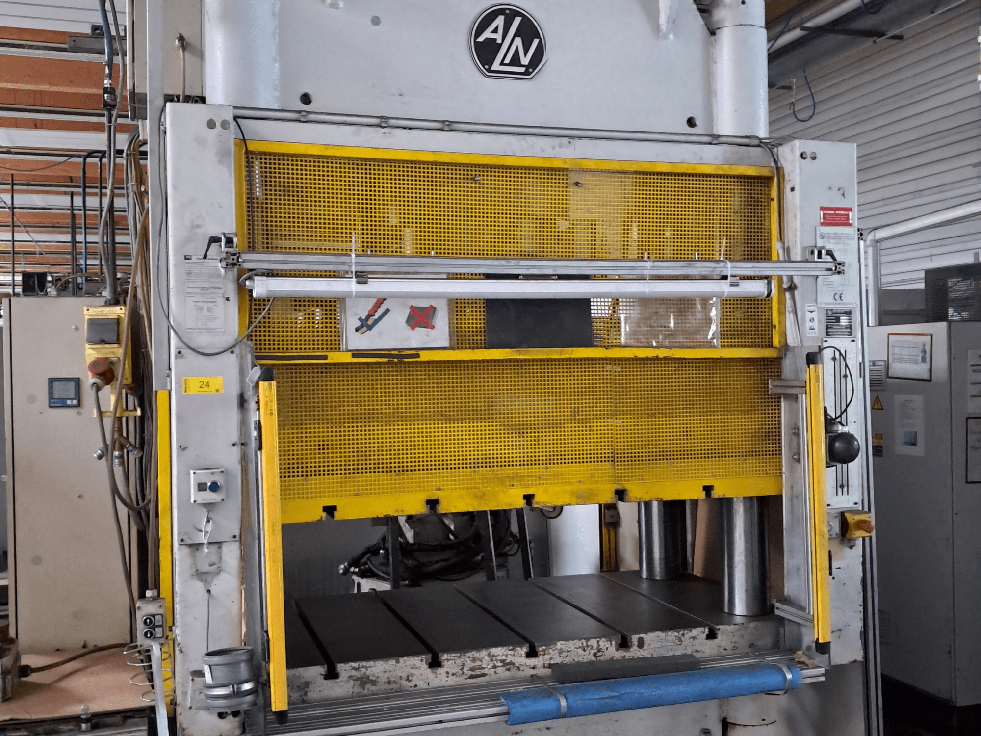Metallpress, modell 4 SPY 200 SO från Other, framifrån med gult skyddsnät och manöverpanel synlig.
